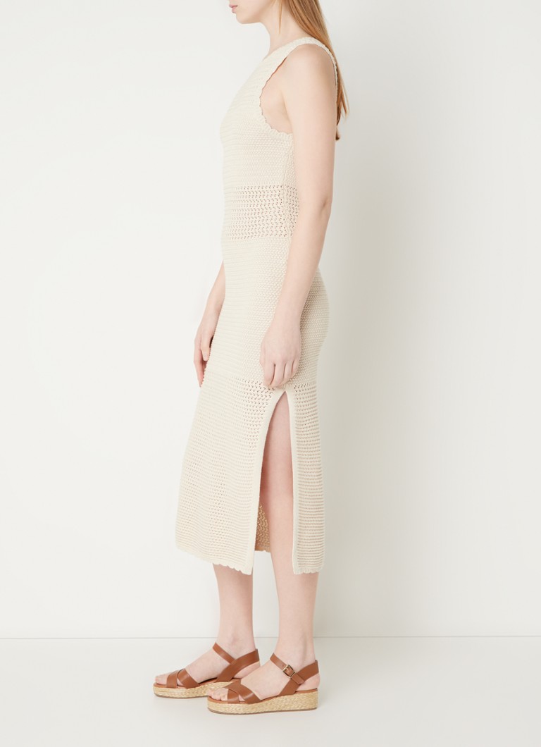Rochie midi French Connection Nellis din lurex, mulată, cu crăpătură laterală.