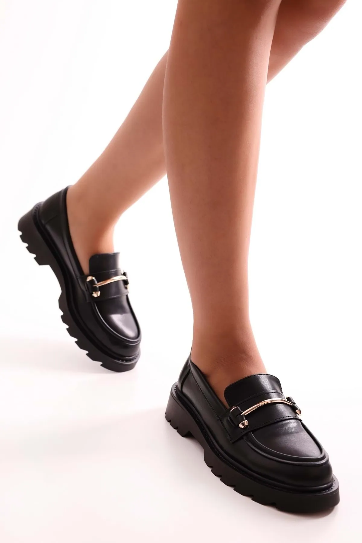 Shoeberry  Damen Martha Black Skin Loafer mit dicker Sohle und Schnalle Black Skin