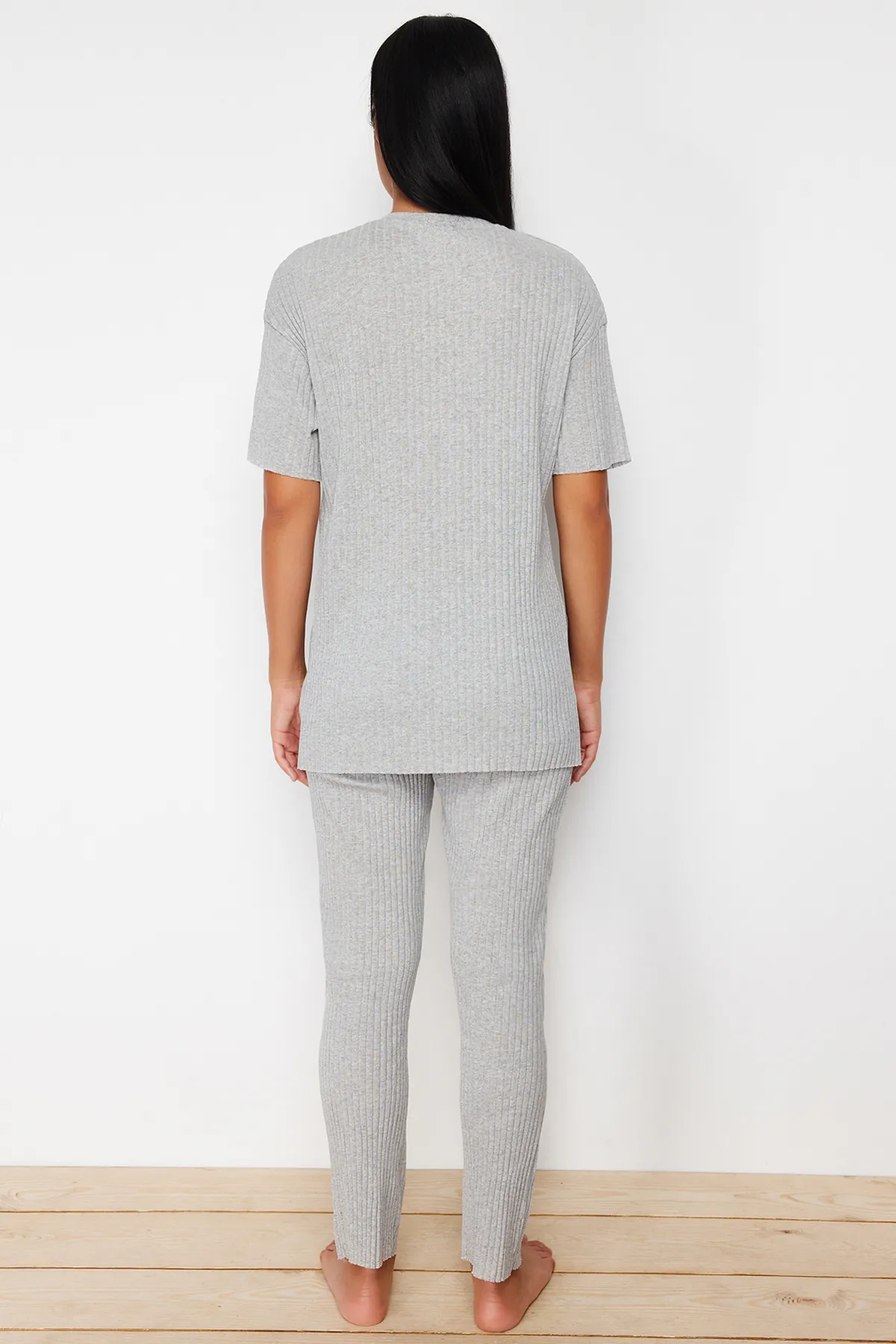 Trendyol Collection  Gestricktes Pyjama-Set aus grauer Baumwolle mit geripptem Schlitz und detailliertem Muster THMSS24PT00178
