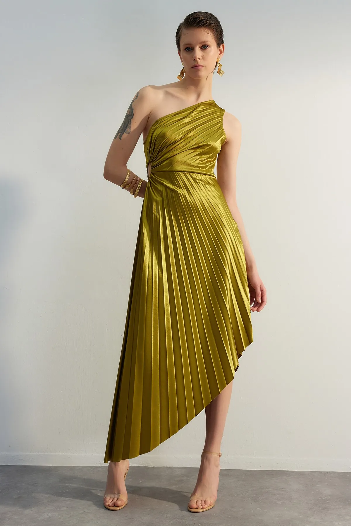 Trendyol Collection  Hellgrünes asymmetrisches Strick-Abendkleid aus Satin mit Faltendetails TPRSS23EL00557
