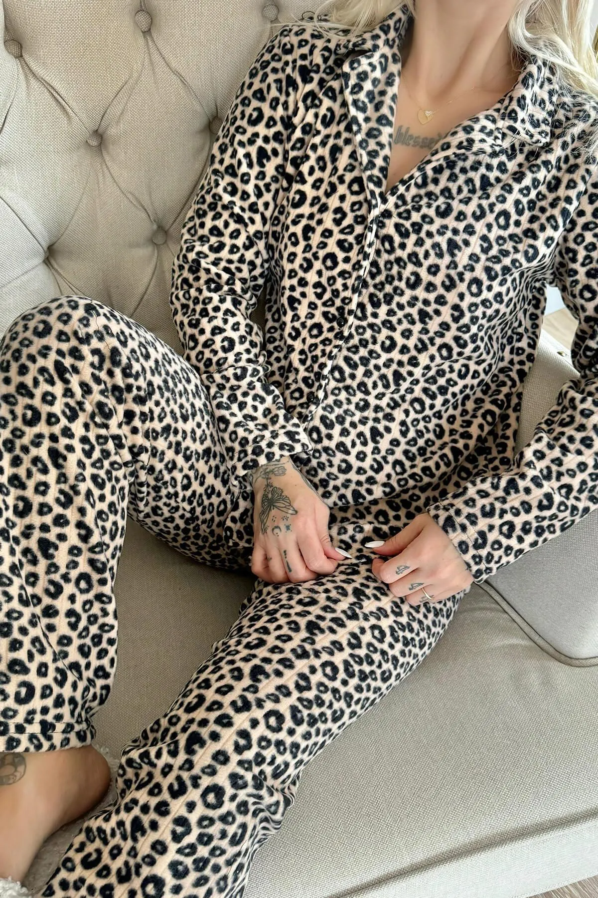 Pijamaevi  Braunes, gemustertes Pyjama-Set aus Plüsch-Fleece mit Knöpfen vorne