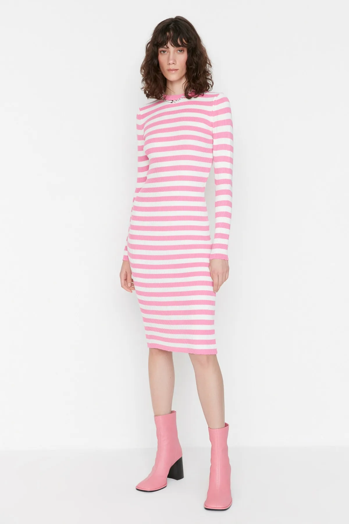 Trendyol Collection  Rosa Rosa figurbetontes gestreiftes Mini-Strickkleid TWOAW23EL00018 Kleid TWOAW23EL00018