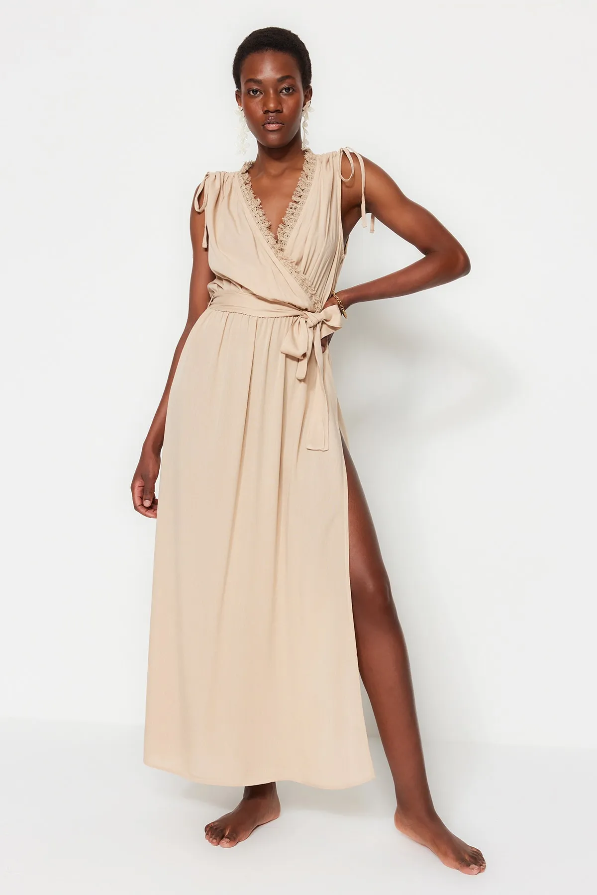 Trendyol Collection  Beigefarbenes Maxi-Strandkleid aus gewebter Spitze mit Gürtel TBESS23EL00074
