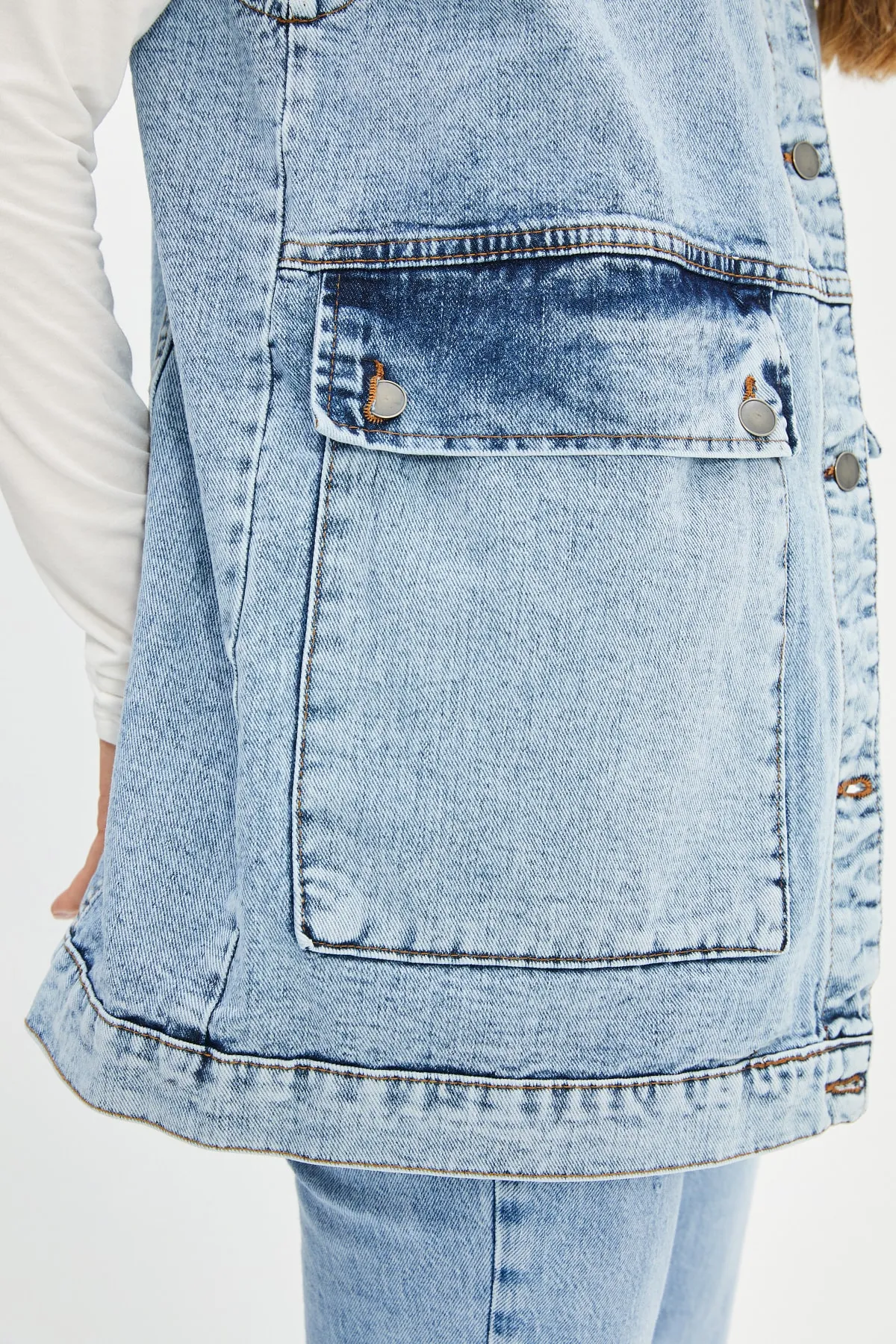 Trendyol Collection  Indigofarbene Jeansweste mit Hemdkragen und Taschendetails aus 100 % Baumwolle TCTAW22CK0006
