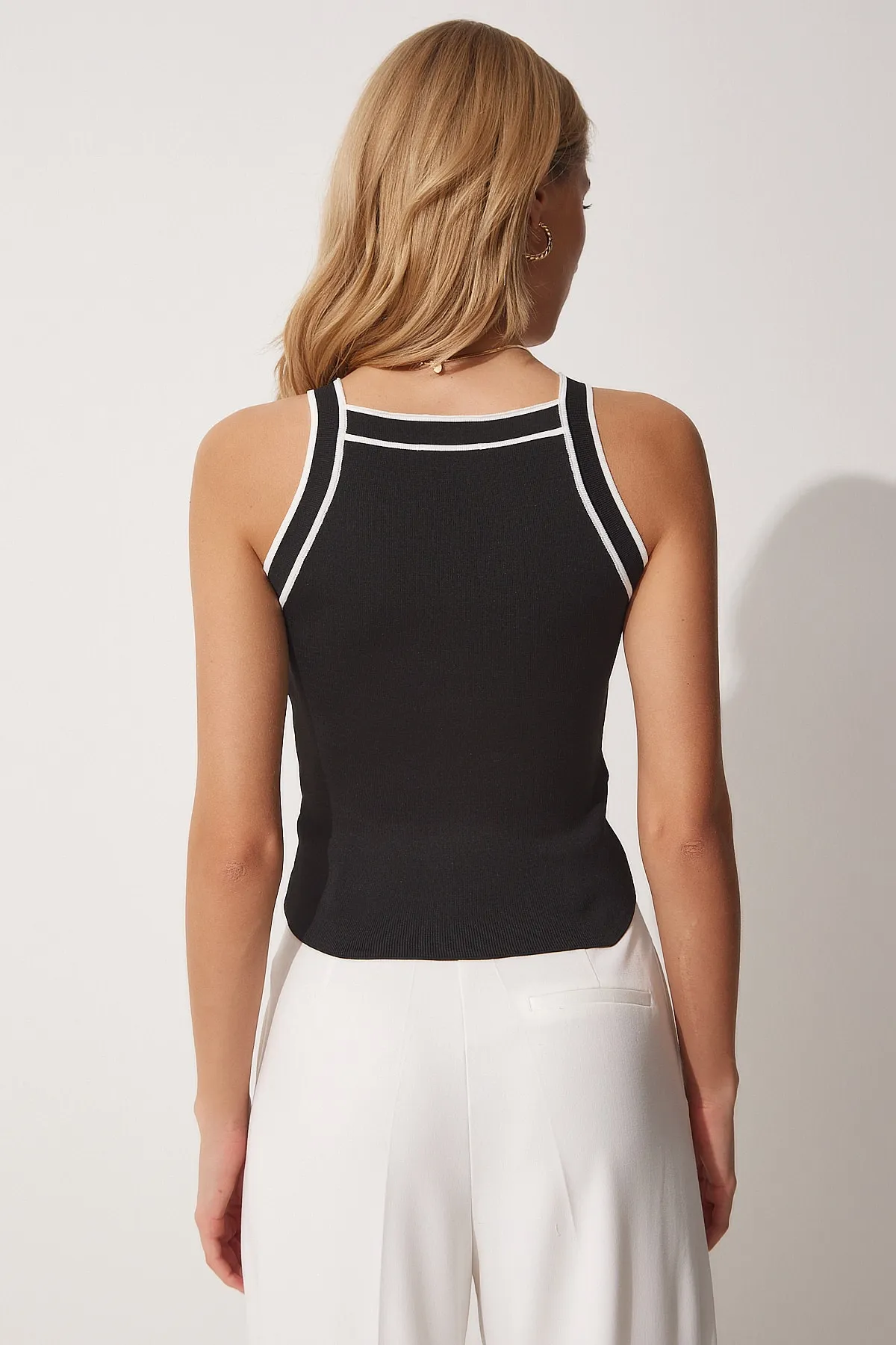 Happiness İstanbul  Schwarze gestreifte Crop-Strickbluse für Damen YY00140