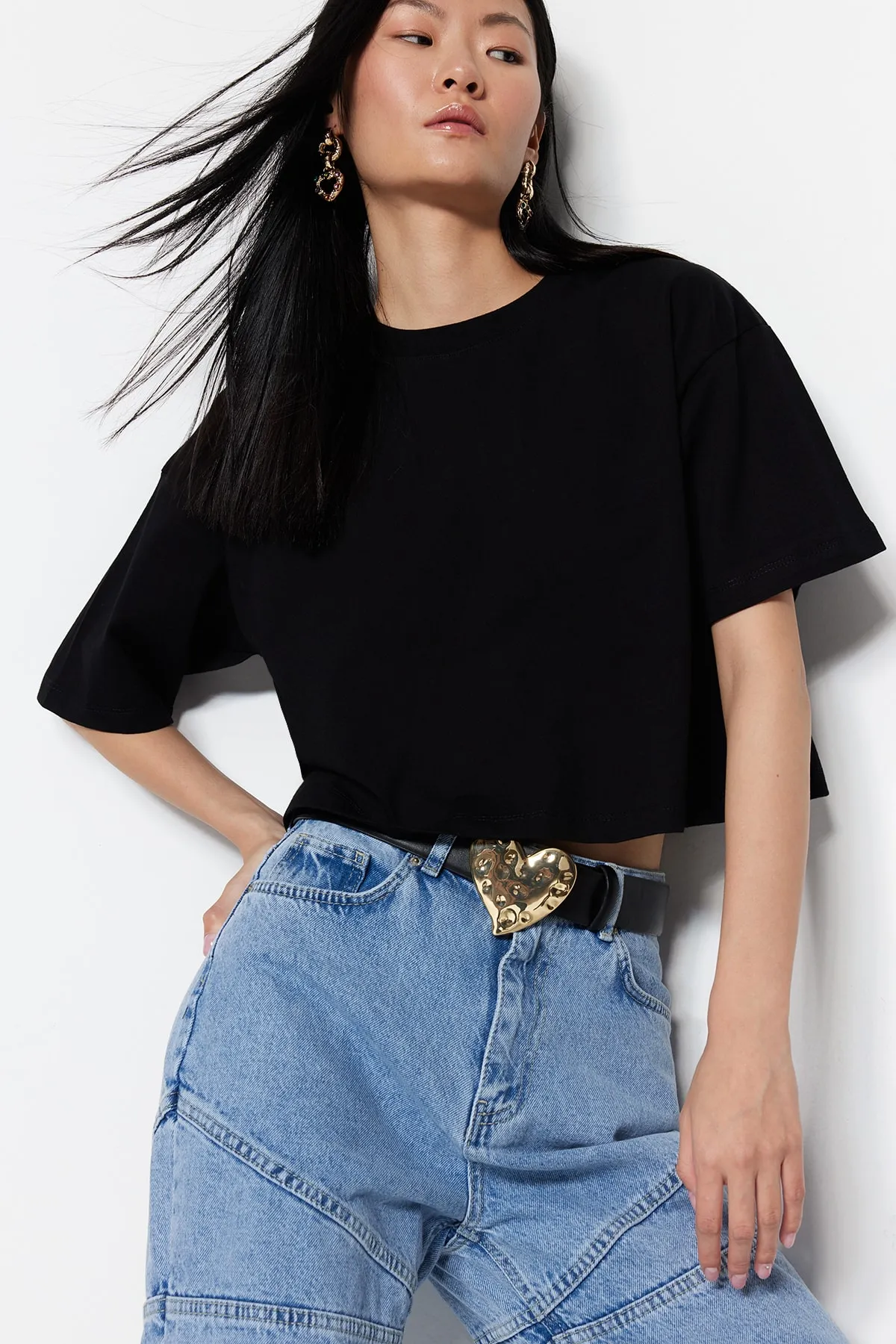 Trendyol Collection  Schwarzes Premium-Strick-T-Shirt mit Rundhalsausschnitt aus 100 % Baumwolle TWOSS23TS00038