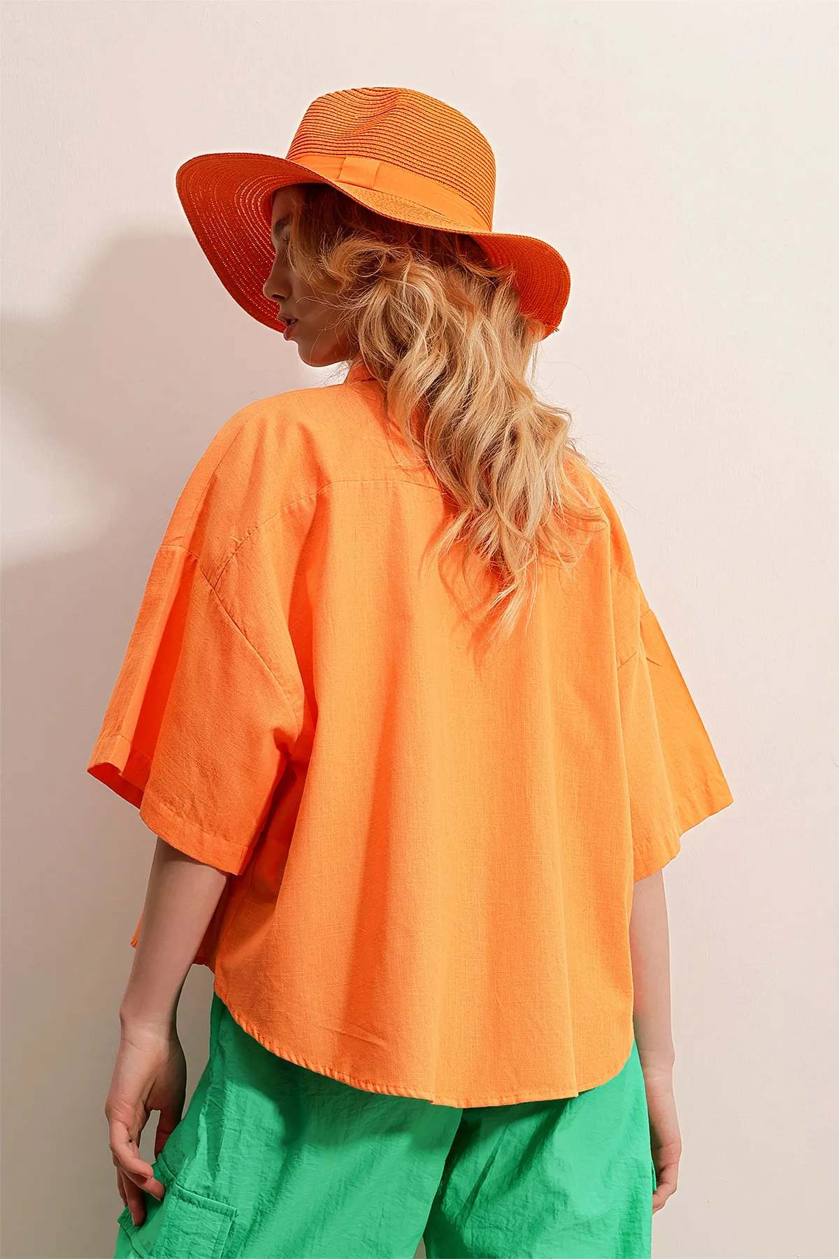 Trend Alaçatı Stili  Orangefarbenes Leinenhemd mit halblangen Ärmeln und zwei Taschen für Damen ALC-X9991