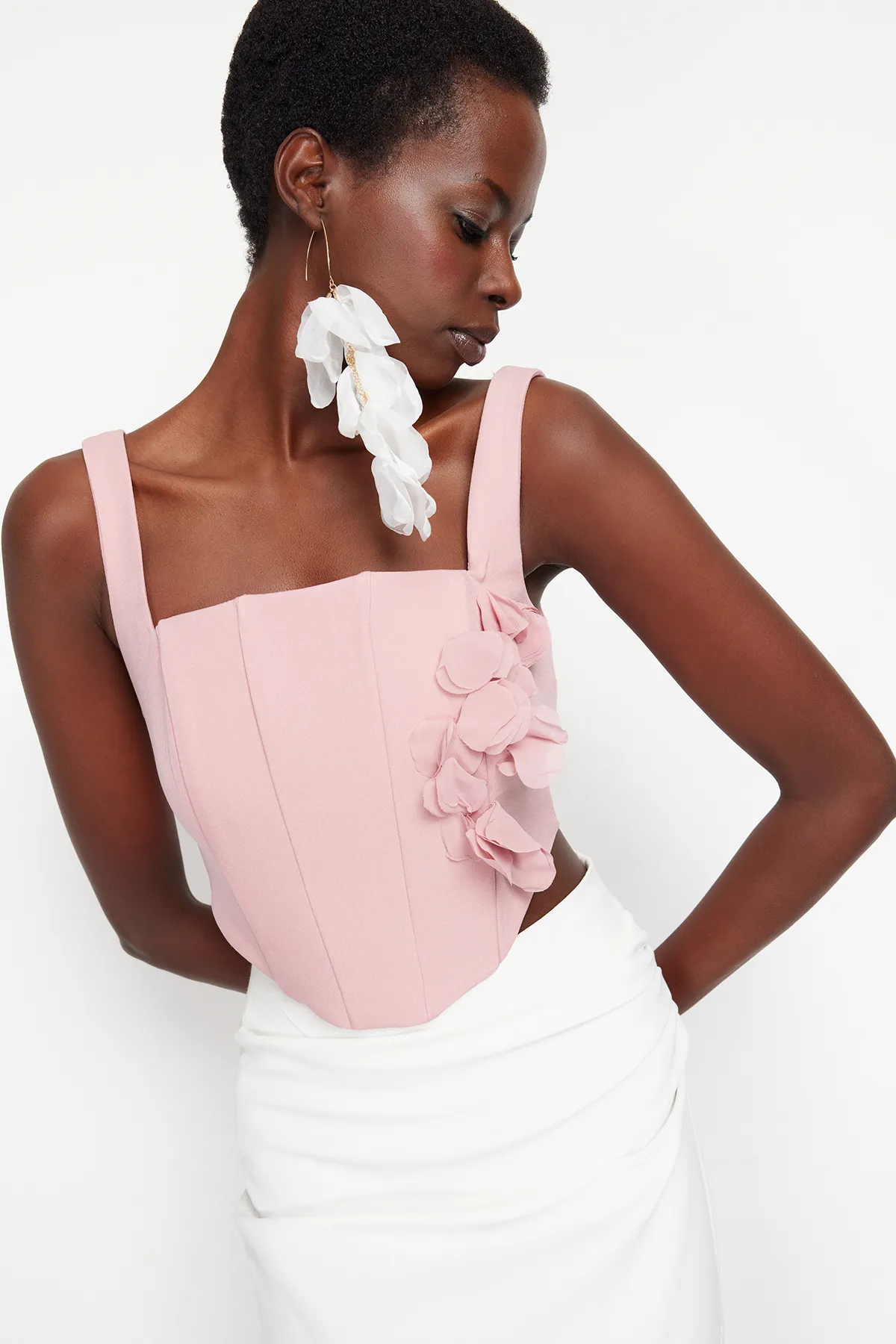 Trendyol Collection  Pudergewebtes Korsett-Bustier mit detailliertem Detail und Blumenaccessoires