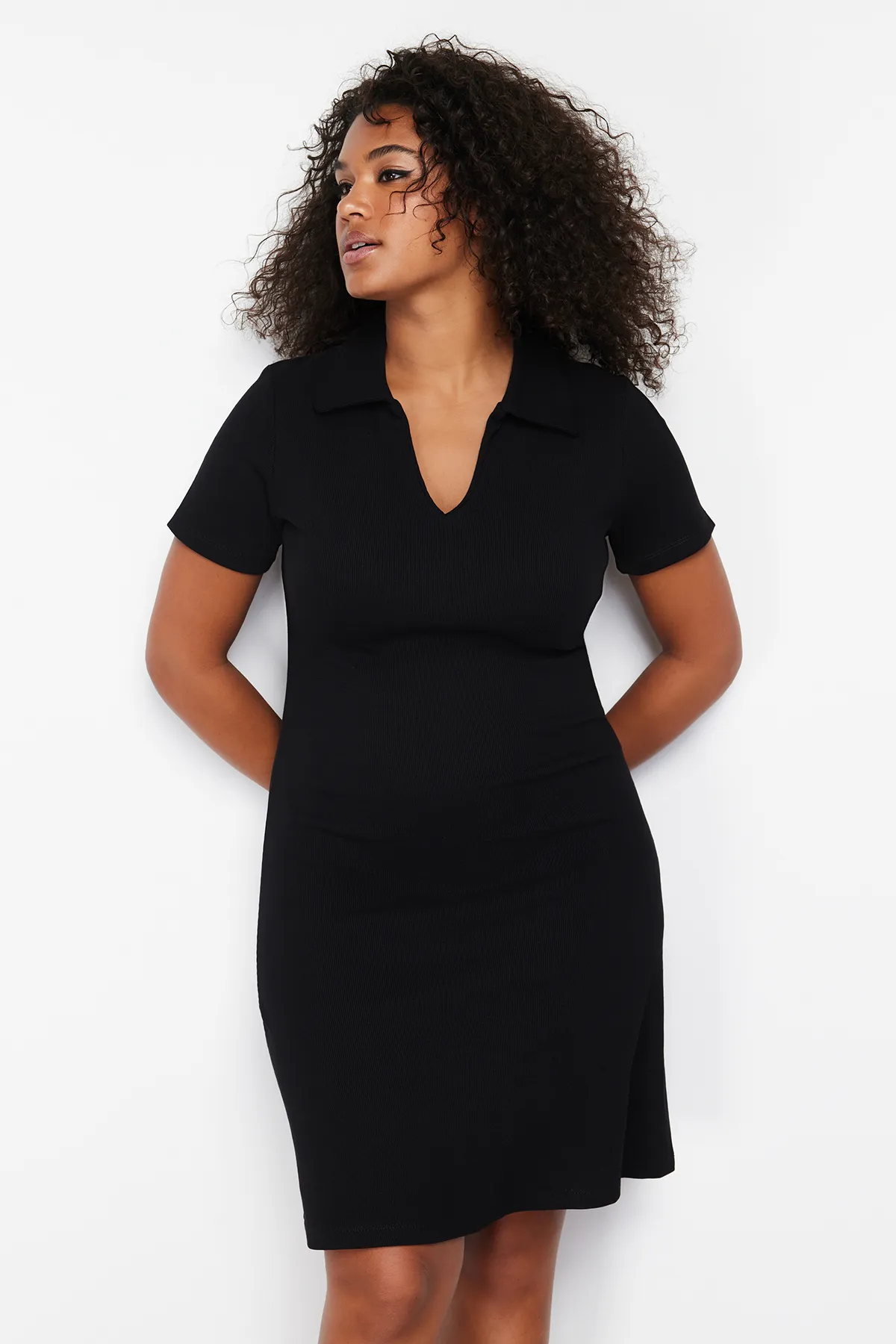 Trendyol Curve  Schwarzes Midi-Strickkleid mit Rollkragen TBBBS24AH00078