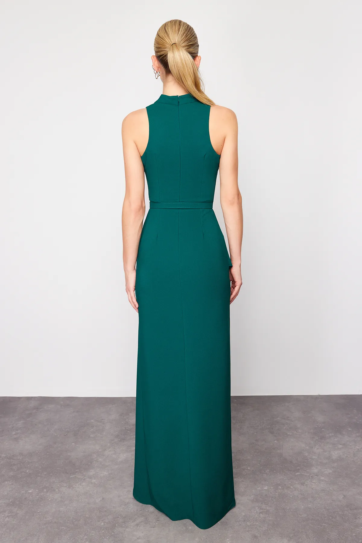 Trendyol Collection  Smaragdgrünes, langes, elegantes Abendkleid aus Webstoff mit Volantdetail und Gürtel TPRSS24AE00146