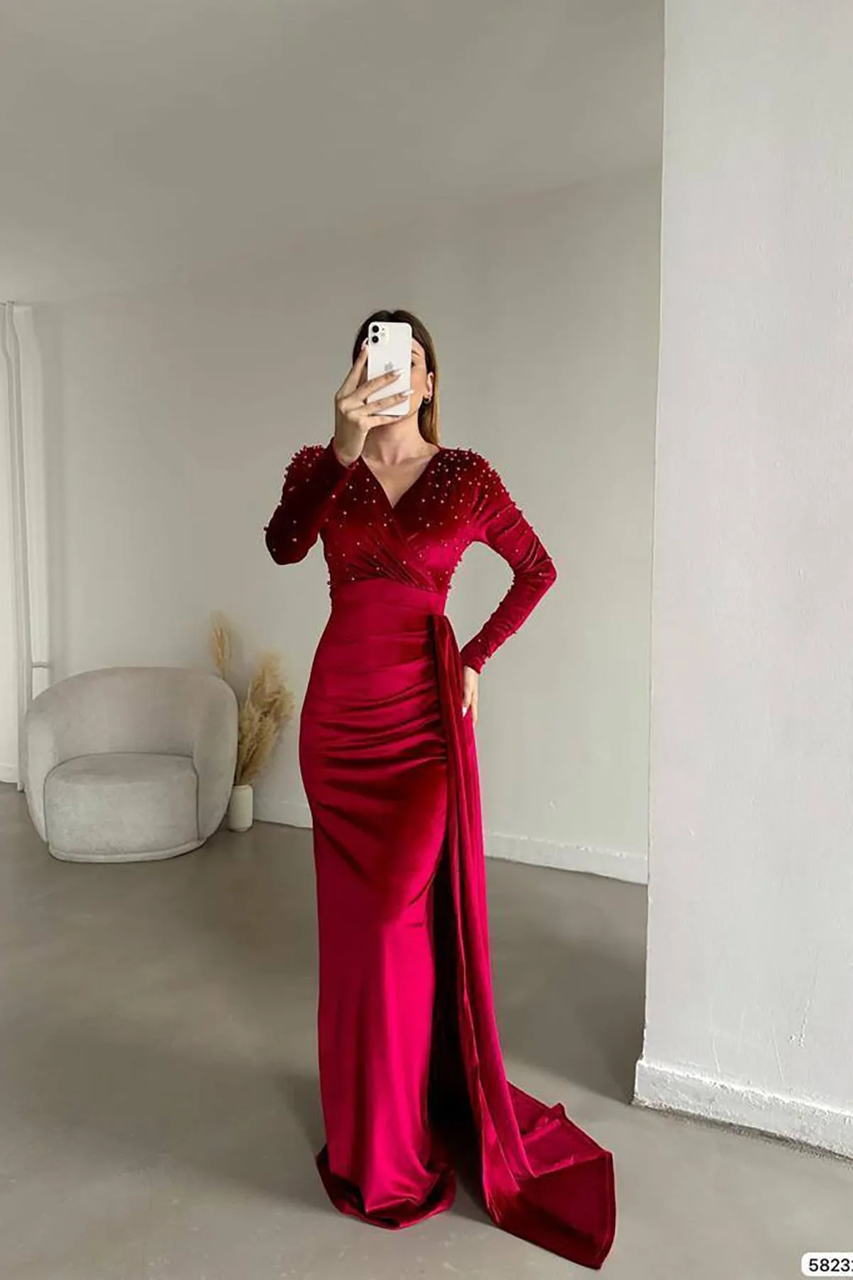 Deafox  Rotes, zweireihiges, langärmliges Maxikleid aus Samt mit Perlenverzierung und Schleppe