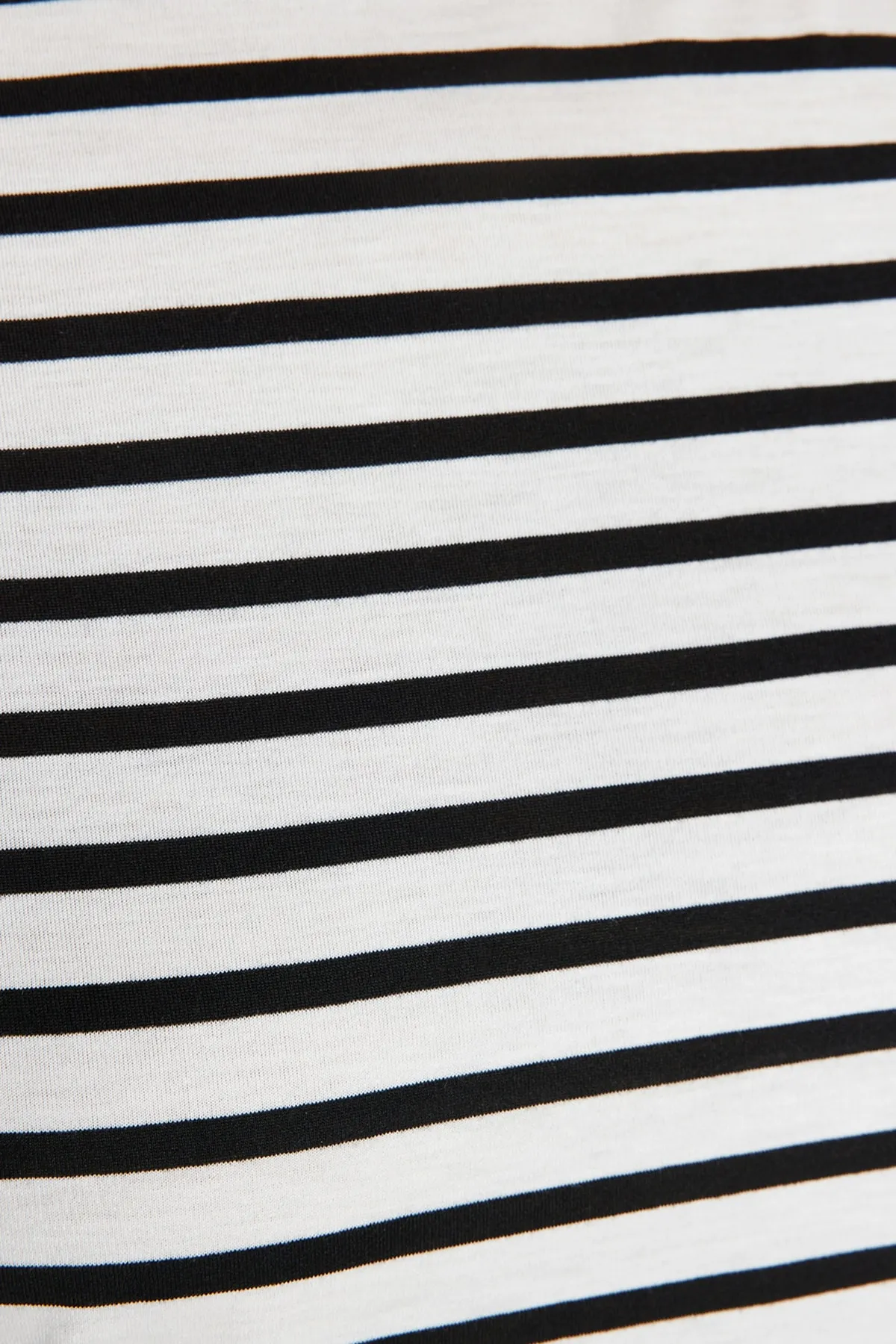 Trendyol Curve  Schwarz-weiß gestreiftes Strick-T-Shirt mit U-Boot-Ausschnitt TBBSS23BF00018