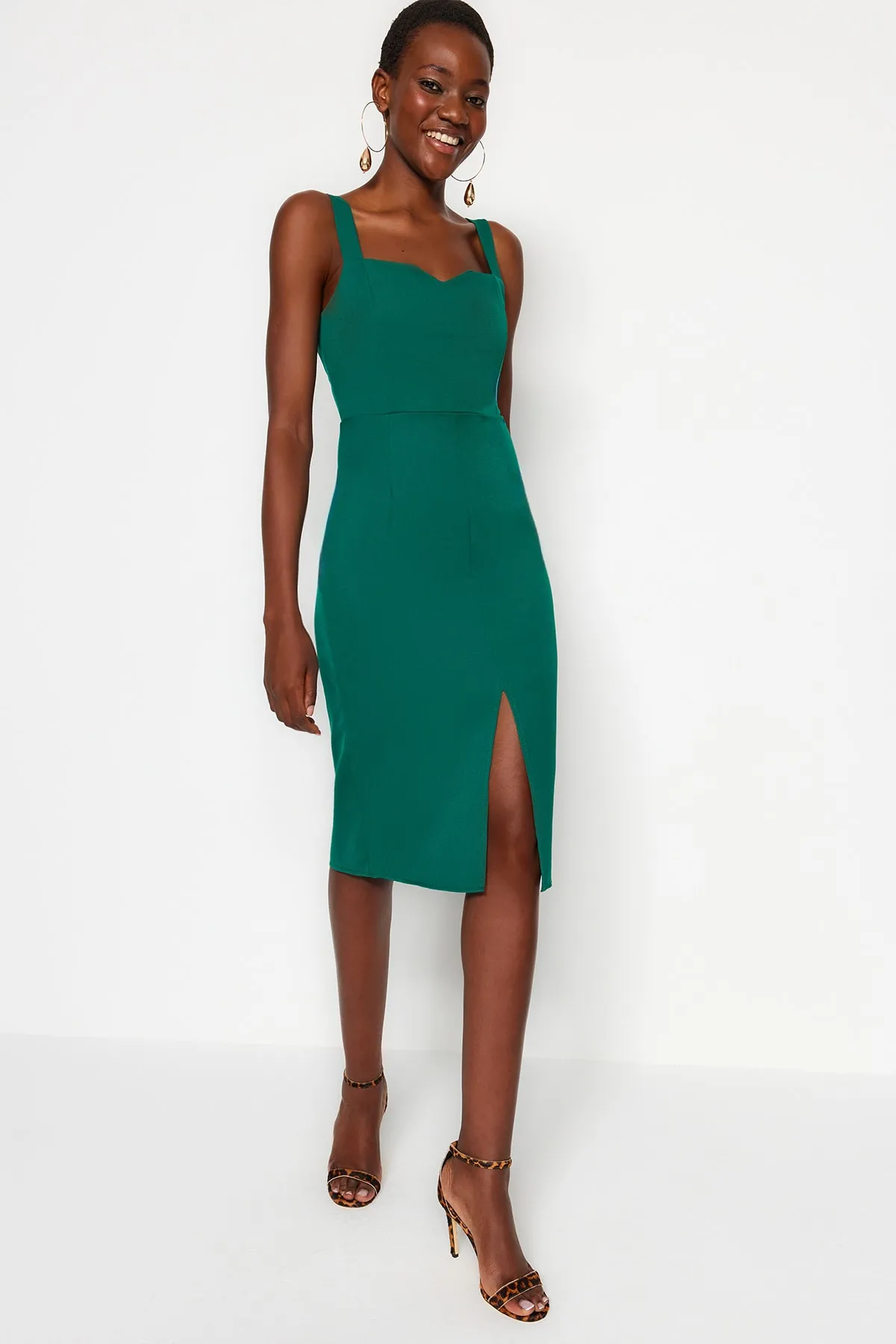 Trendyol Collection  Grünes gewebtes Midi-Kleid mit Schlitz und Trägern TWOSS19BB0216