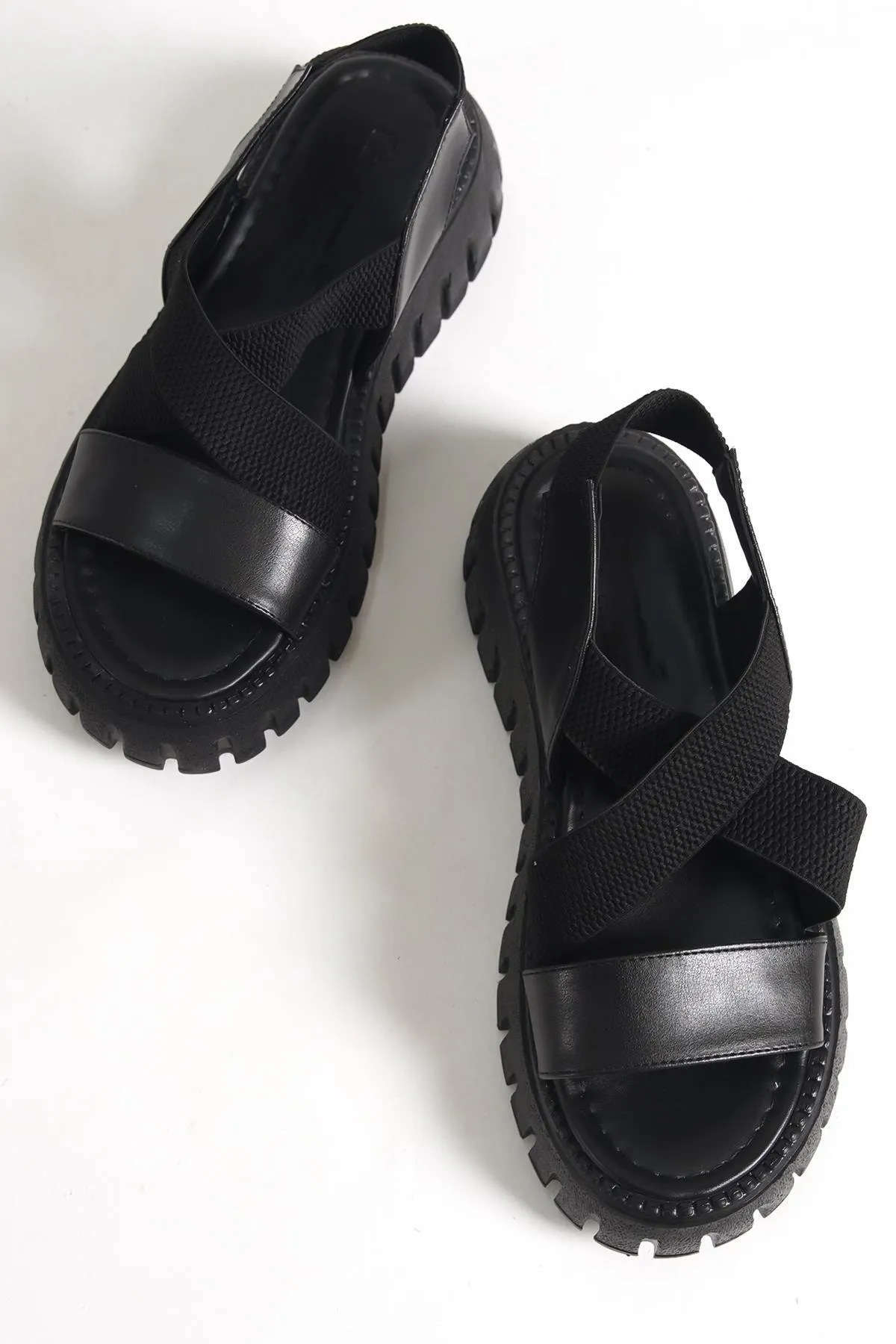 Capone Outfitters  Capone Damen-Sandalen mit runder Zehenpartie und überkreuztem Gummiband mit Trac-Sohle und Keilabsatz in Schwarz