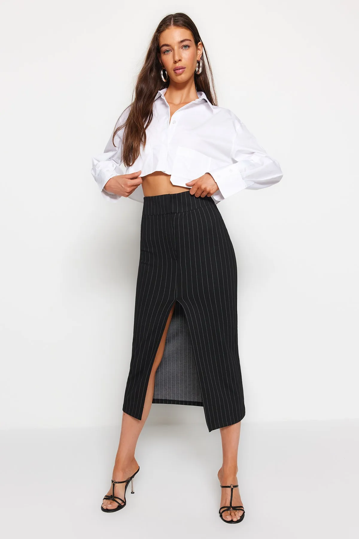Trendyol Collection  Schwarzer gestreifter Maxi-Strickrock mit Schlitz und hoher Taille TWOSS23ET00376