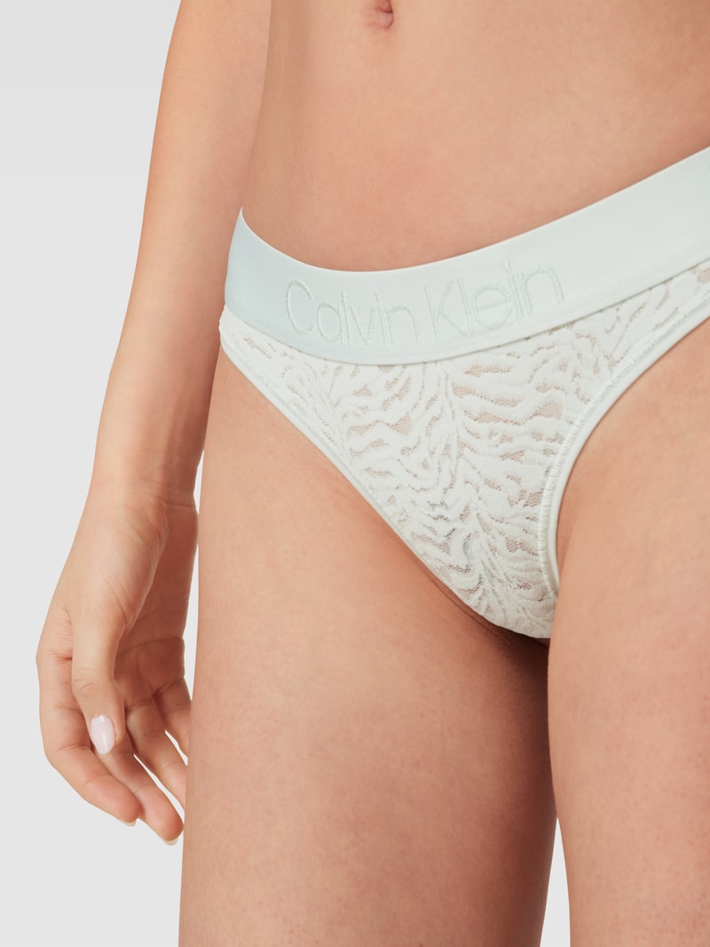 String mit Spitzenbesatz in mint