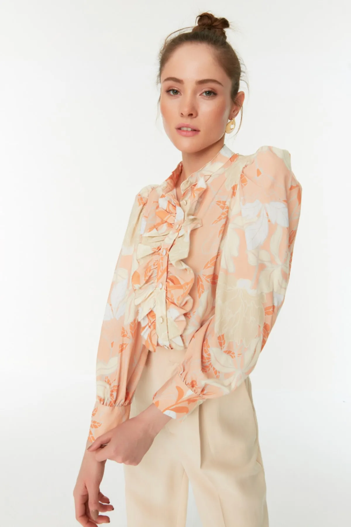 Trendyol Collection  Oranges Blumenmuster - Chiffonhemd mit Rüschen, Regular Fit TWOAW22GO0117