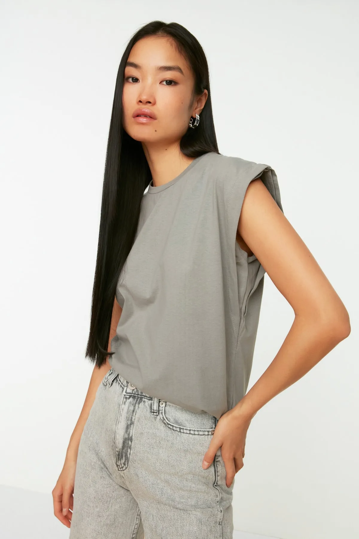 Trendyol Collection  Graues Basic-Strick-T-Shirt mit Rundhalsausschnitt aus 100 % Baumwollwatte TWOSS20TS0021