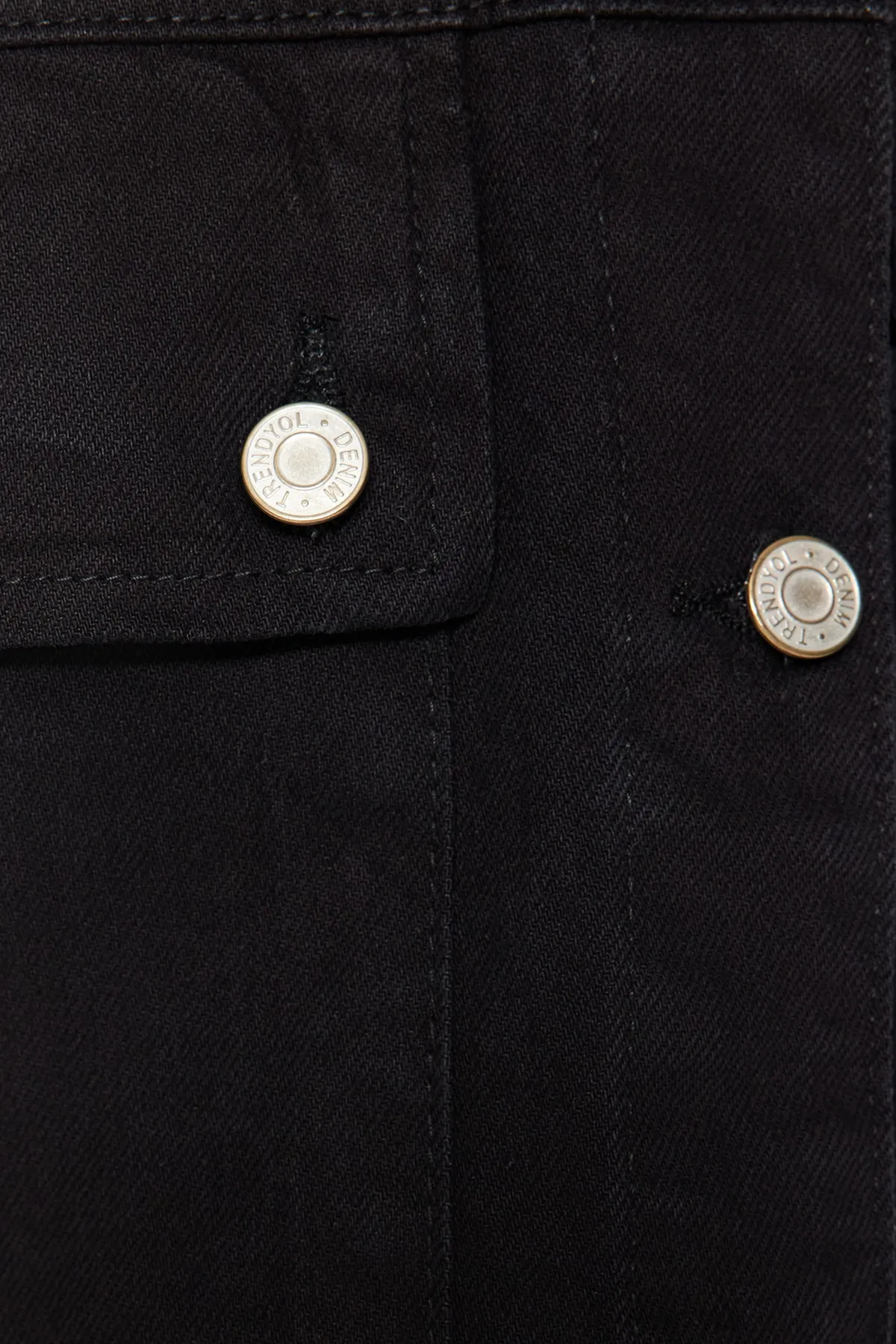 Trendyol Collection  Schwarze Jeansweste aus 100 % Baumwolle mit Hemdkragen und Taschendetail TCTAW22CK0006