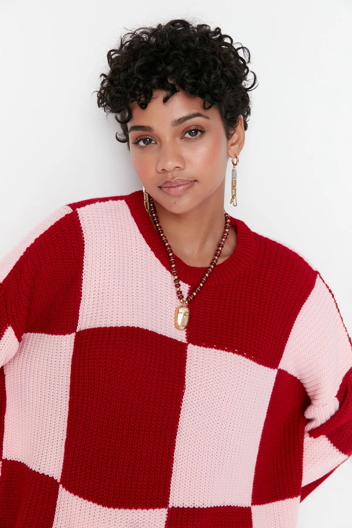 Trendyol Modest  Rot-rosa Strickpullover mit Schachbrettmuster und Rundhalsausschnitt TCTAW23KZ00004