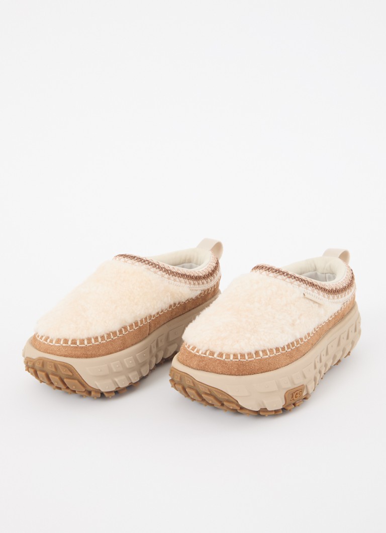 UGG Venture Daze: wygodne mokasyny z owczej skóry z detalami zamszowymi.