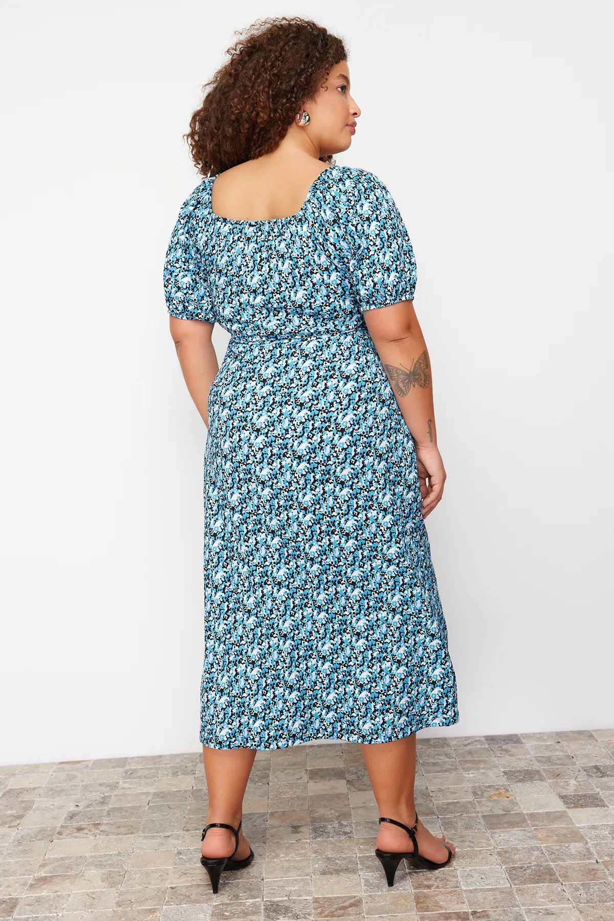 Trendyol Curve  Mehrfarbiges, zweireihiges Midi-Strickkleid mit Blumenmuster TBBSS24AH00148