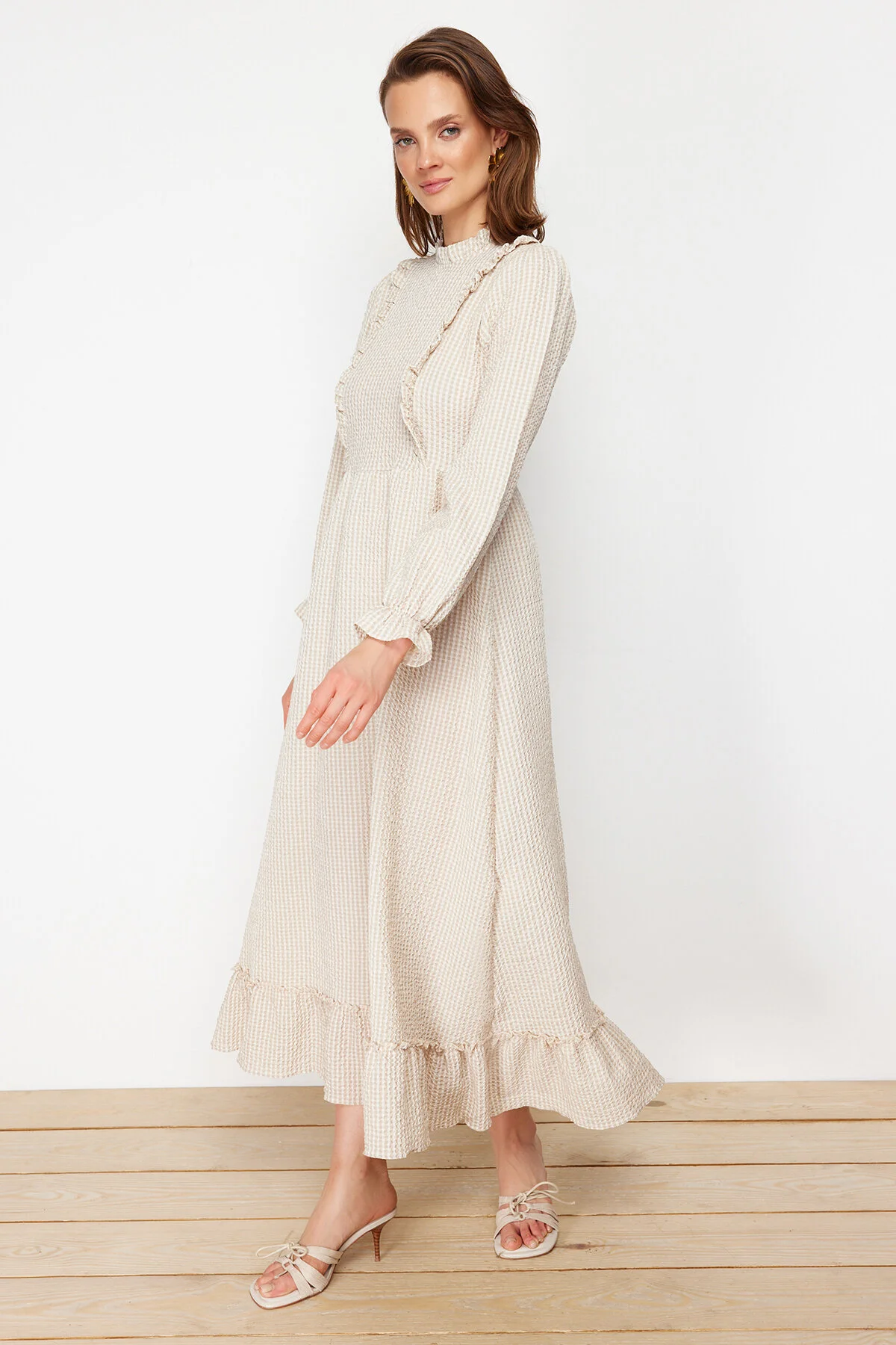 Trendyol Modest  Beiges gewebtes Kleid mit Gingham-Muster und Rüschendetail TCTSS21EB0028