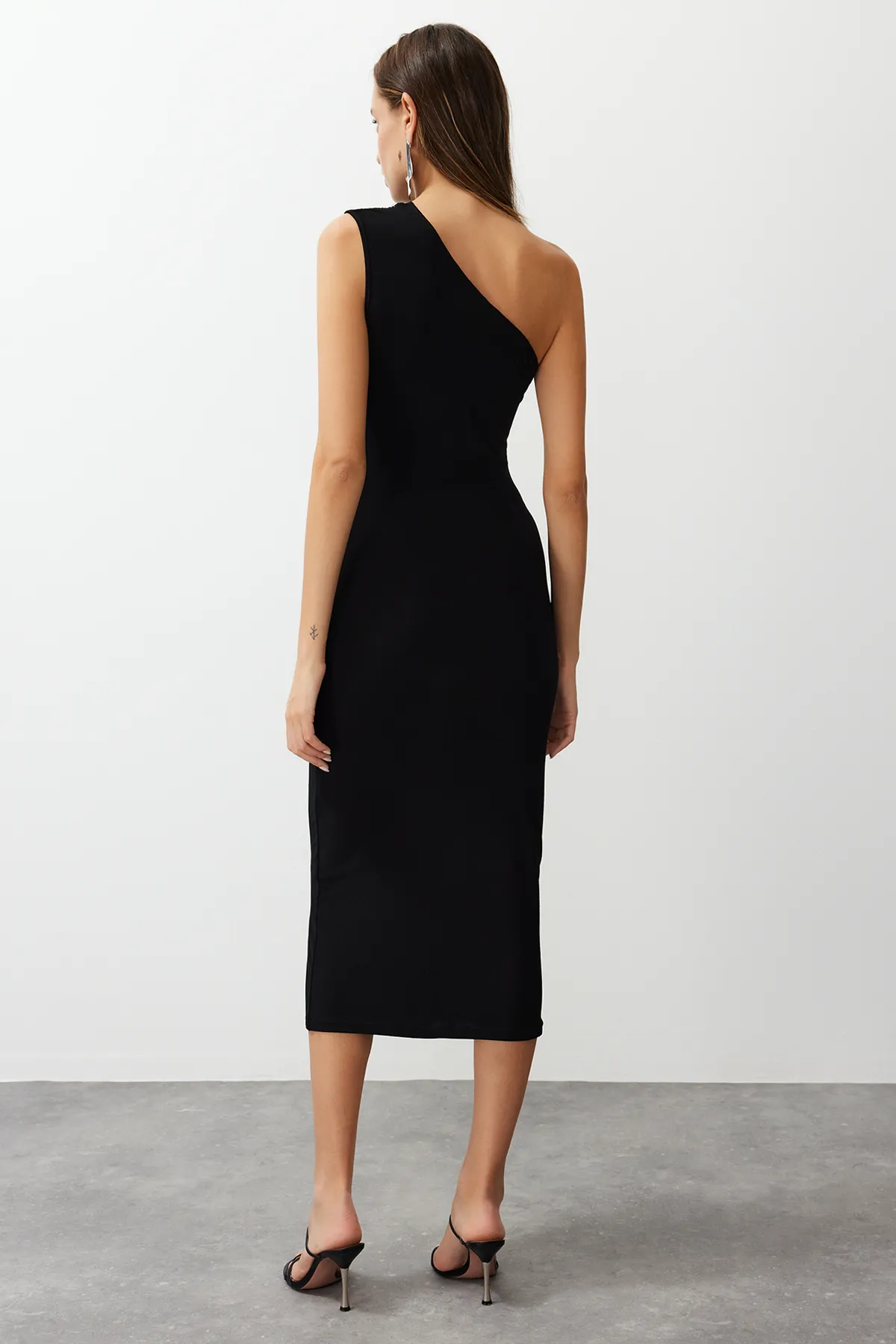 Trendyol Collection  Schwarzes, drapiertes, tailliertes/tailliertes, dehnbares Midi-Bleistiftkleid aus Strick mit einer Schulter TWOSS24EL00100