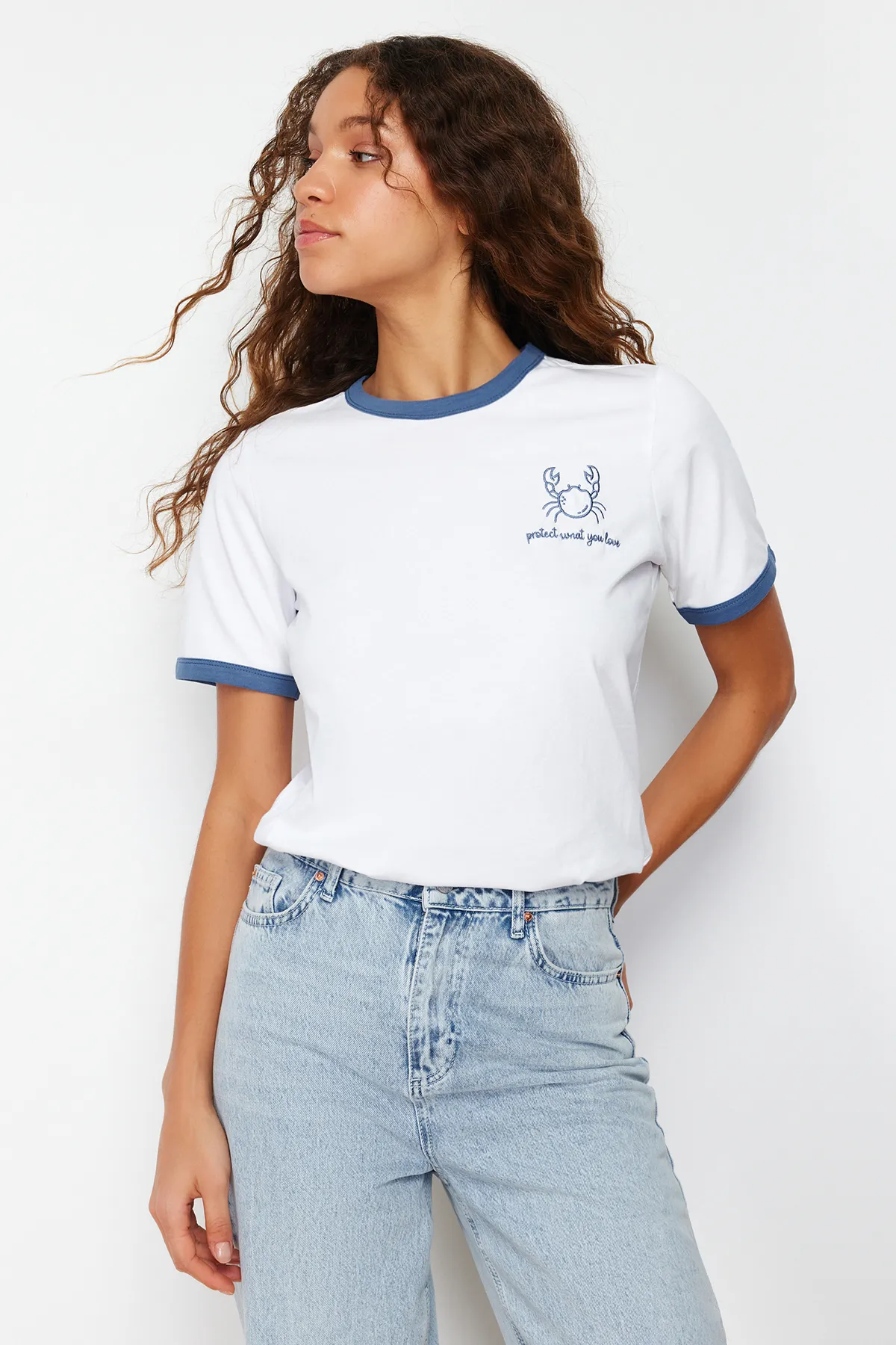 Trendyol Collection  Ecrufarbenes Strick-T-Shirt aus 100 % Baumwolle mit bestickten Kontrastpaspeln TWOSS24TS00037