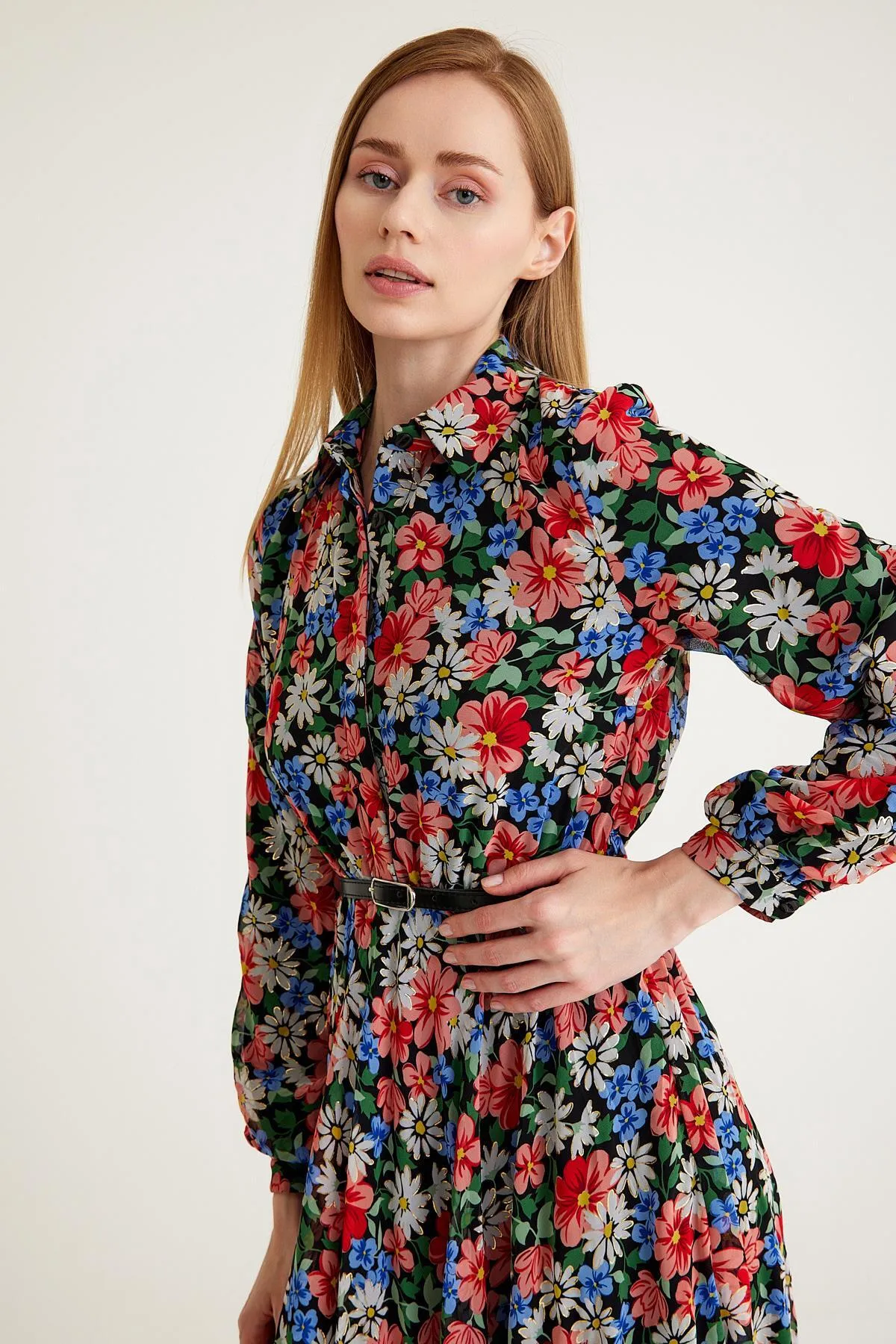 Olcay  Gemustertes Chiffonkleid - MERCAN 9619-EY mit geraffter Taille und Gürtel-Accessoires
