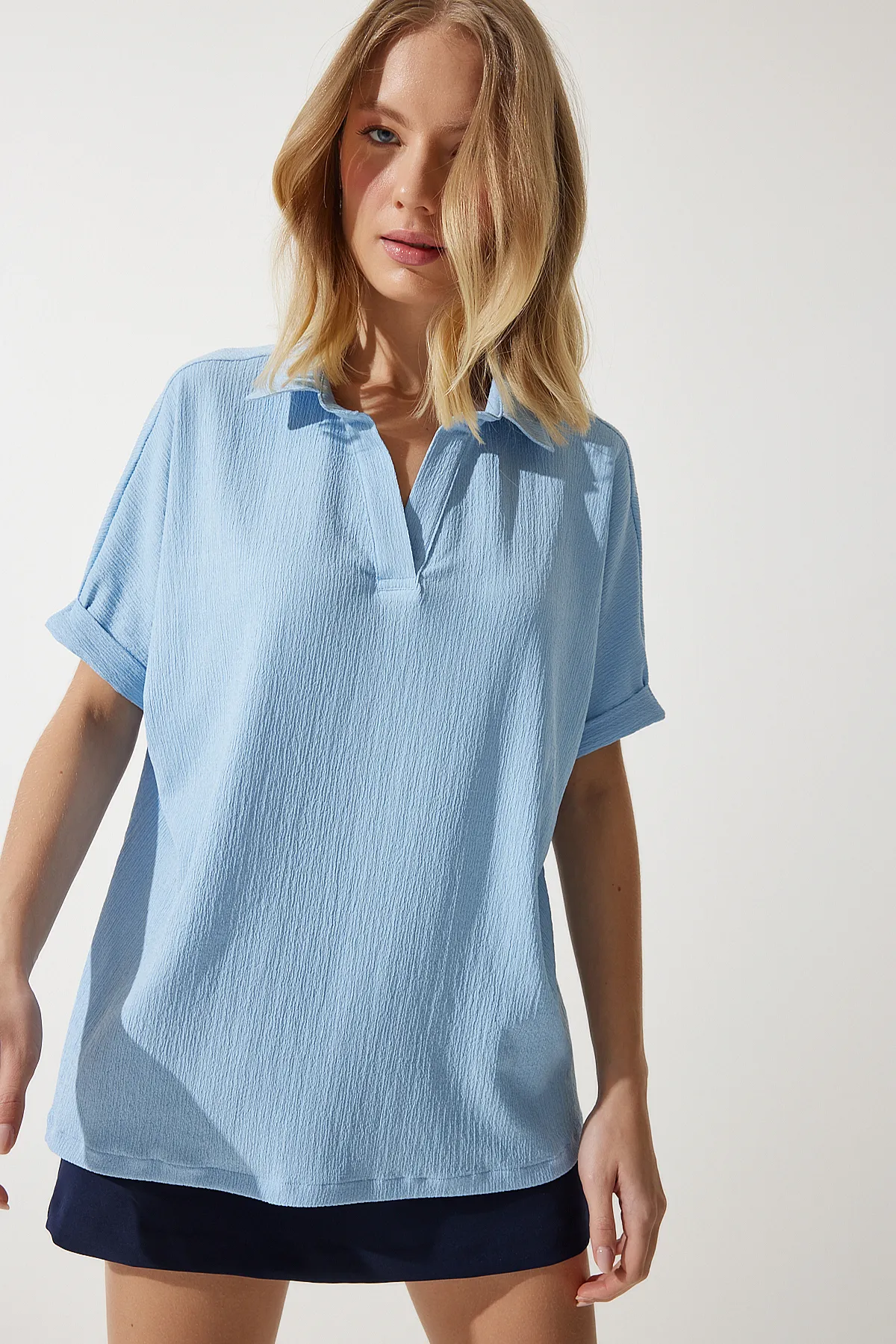 Happiness İstanbul  Himmelblaue gestrickte Crinkle-Bluse mit Rollkragen für Damen DD01299