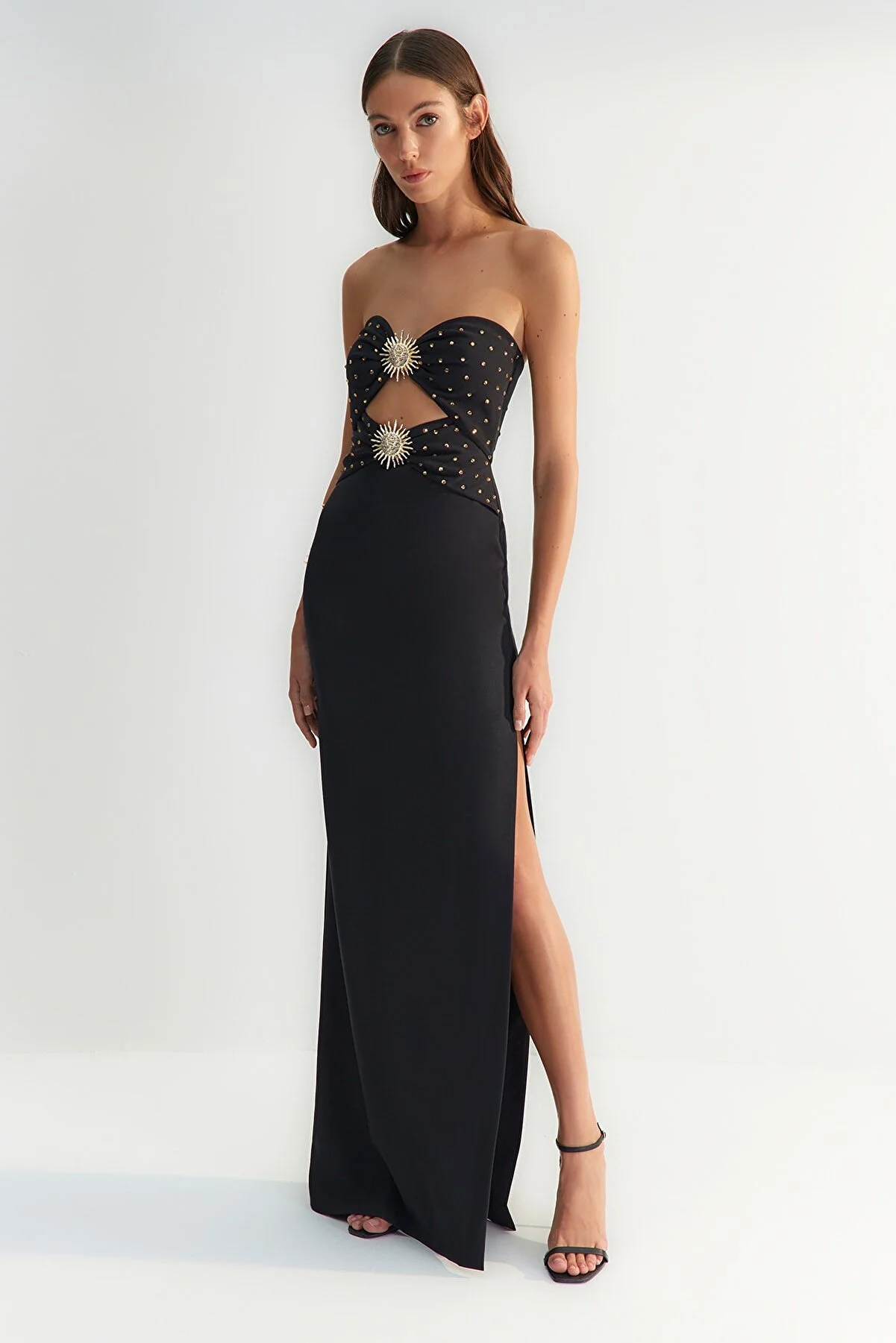 Trendyol Collection  X Zeynep Tosun Schwarzes, figurbetontes Kleid mit Sonnen-Accessoire-Details und glänzendem Schmucksteinbesatz TCLSS23AE00008