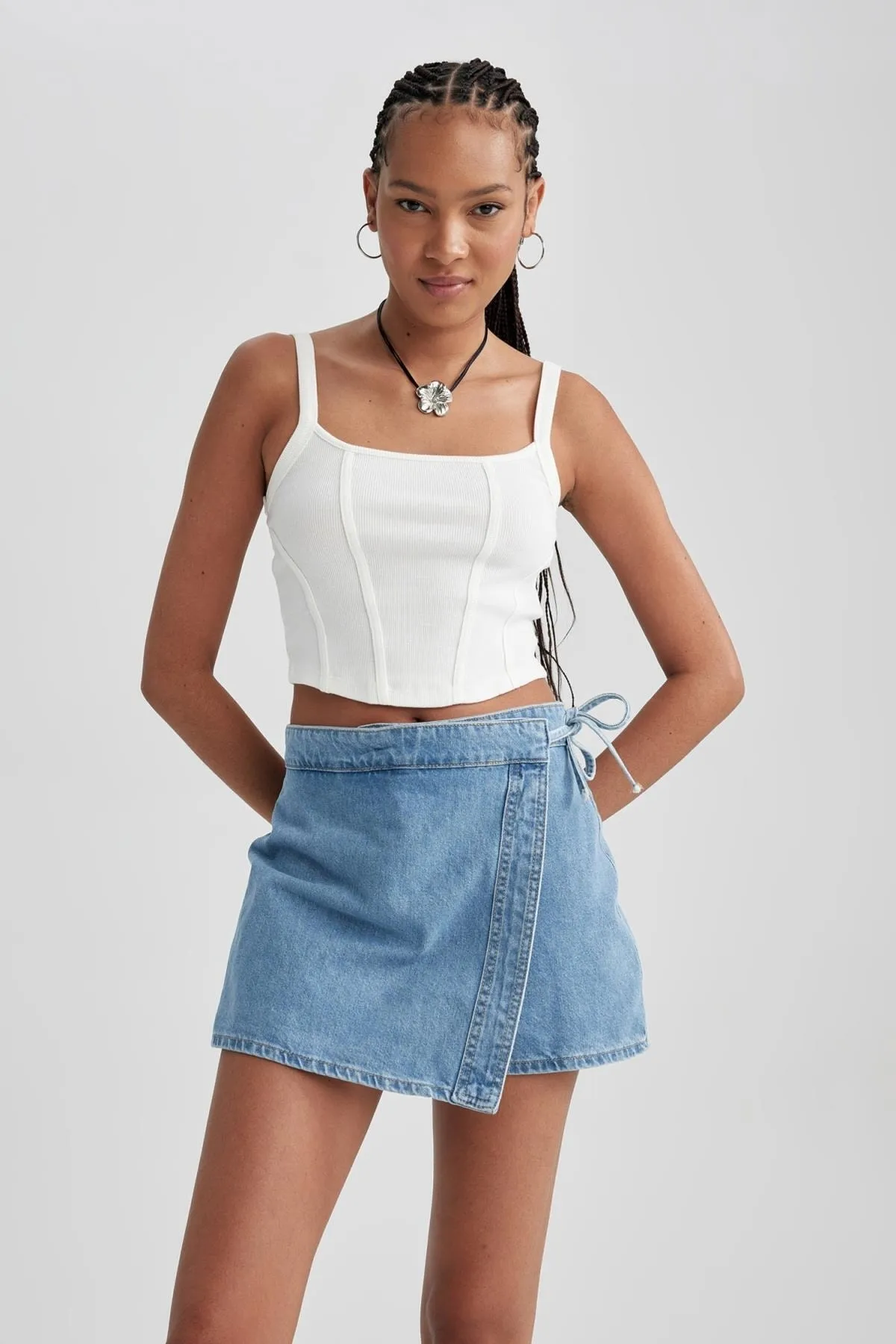 DeFacto  Jeans-Minishortsrock mit normaler Taille B2483ax23hs