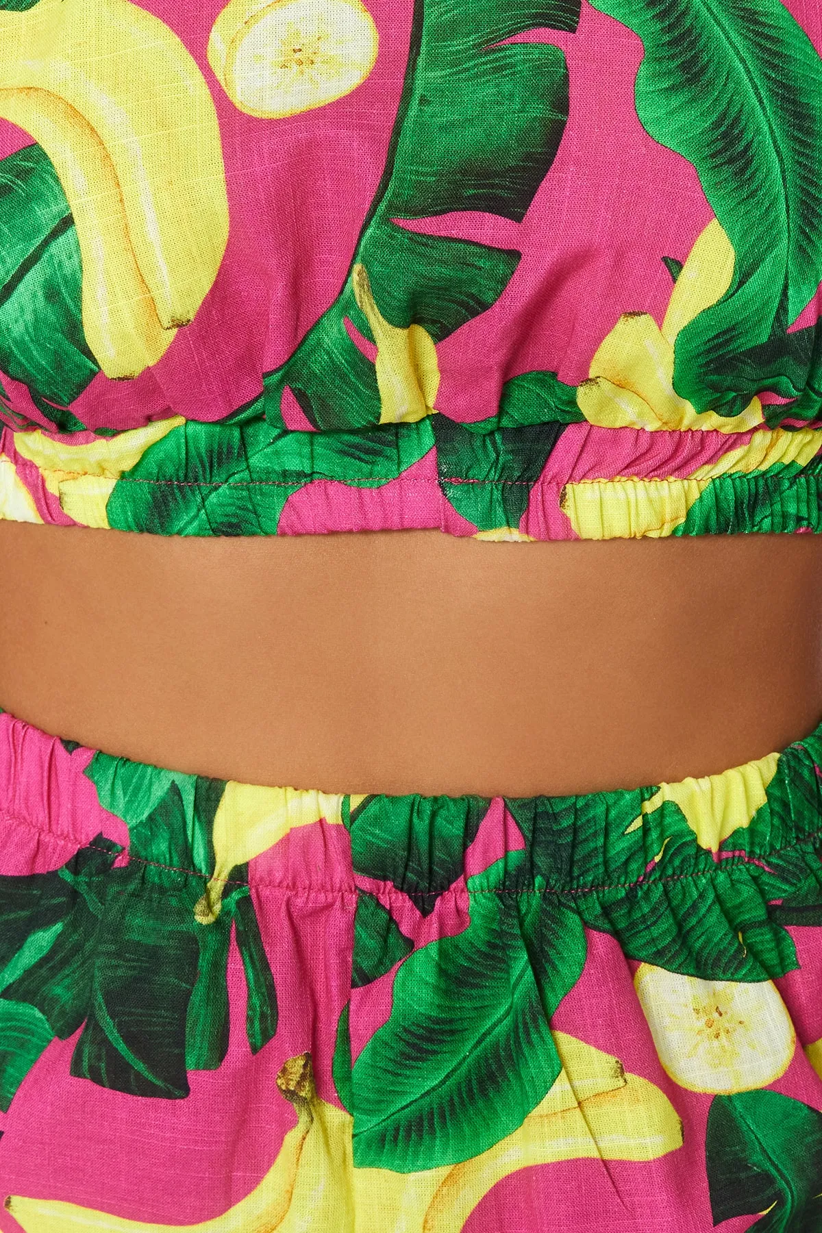 Trendyol Collection  Tief ausgeschnittenes Blusen-Shorts-Set aus 100 % Baumwolle mit tropischem Muster und gewebter Rückseite TBESS23AU00169