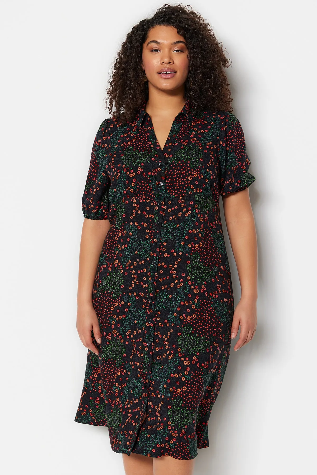 Trendyol Curve  Schwarzes, gewebtes Hemdblusenkleid mit Blumenmuster TBBSS23AH00039