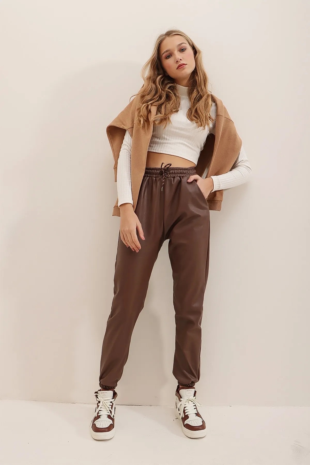 Trend Alaçatı Stili  Damen-Hose aus schokoladenbraunem, doppeltem Taillen- und Handgelenksgummi, lässig, aus Kunstleder, ALC-X7329