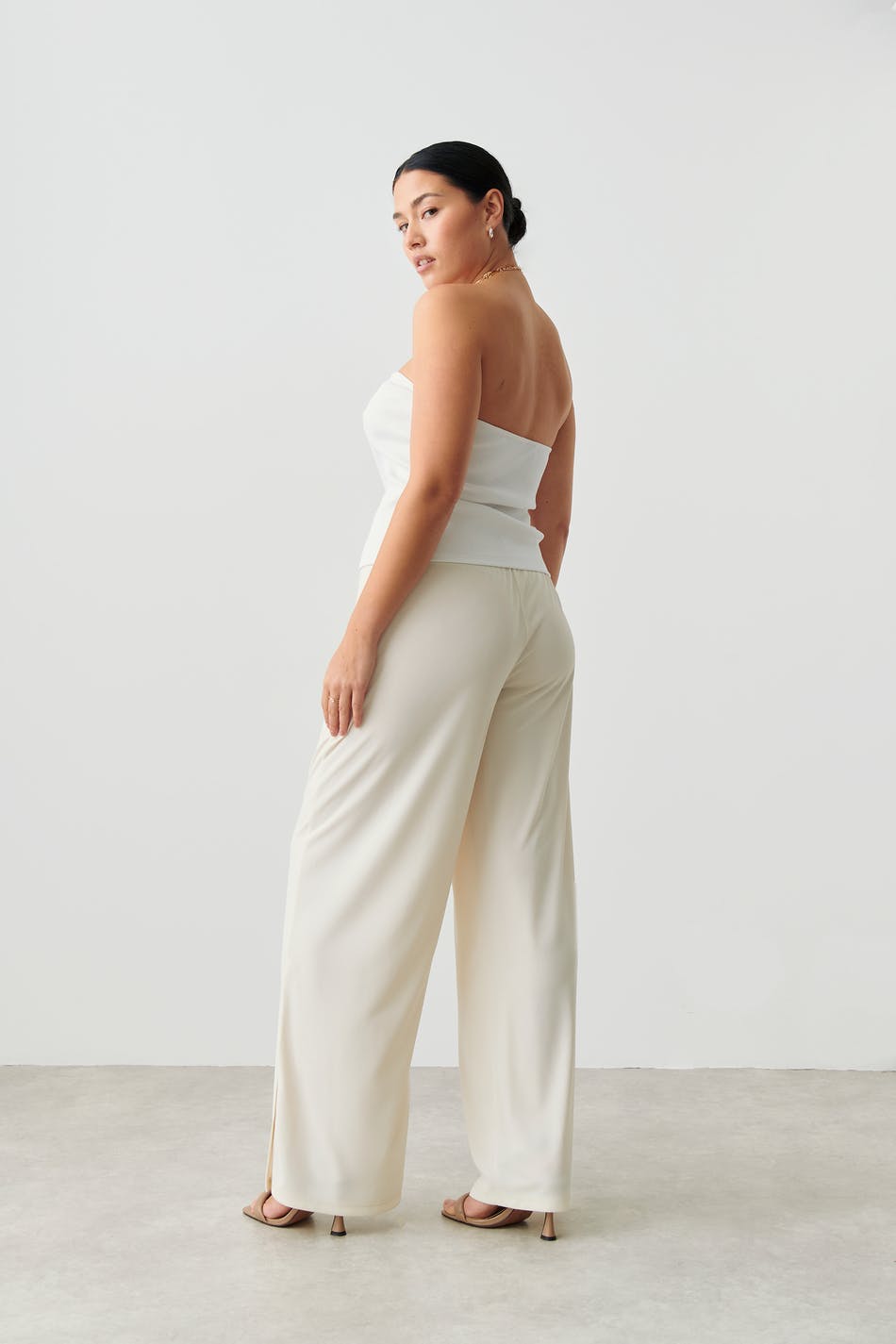 Wide slit trousers