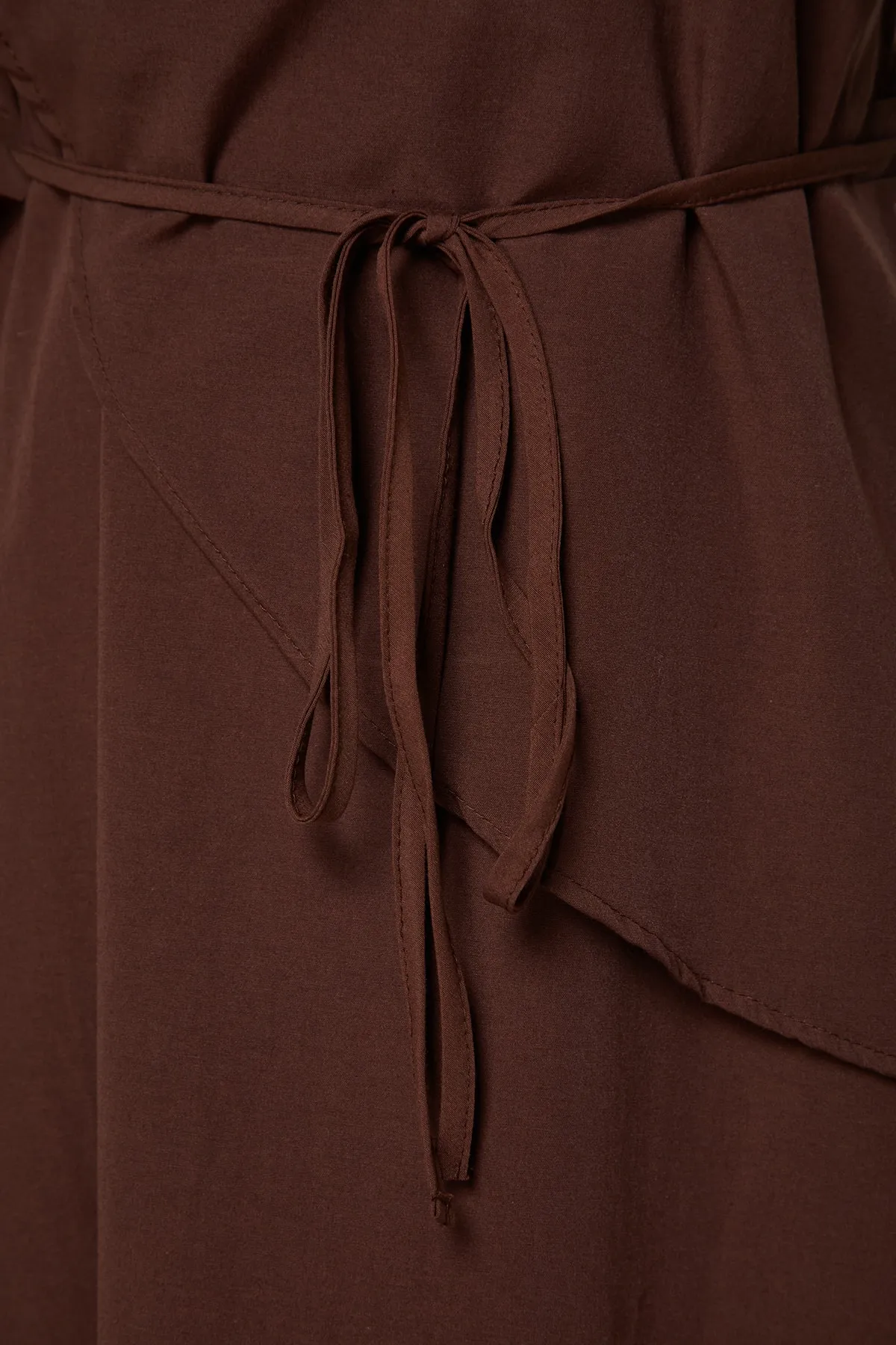 Trendyol Modest  Braunes Kleid aus gewebter Baumwolle mit Schlitz und Gürtel vorne TCTSS23EB00360