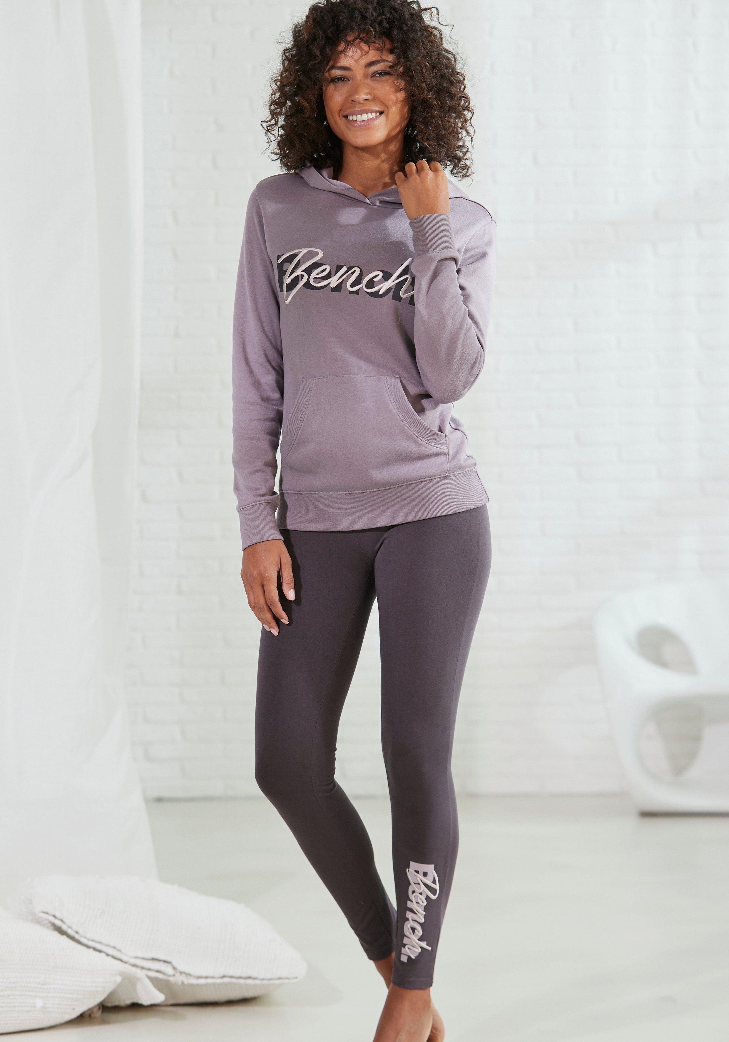 Bench. Loungewear Leggings mit Stickerei und Druck