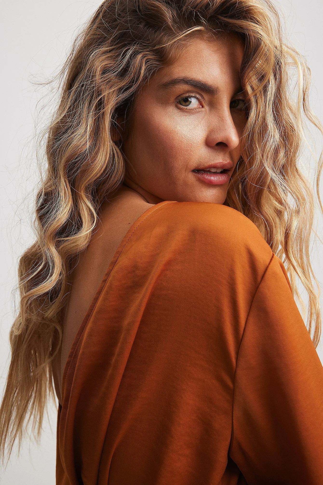Drapierte Bluse mit V-Rücken
