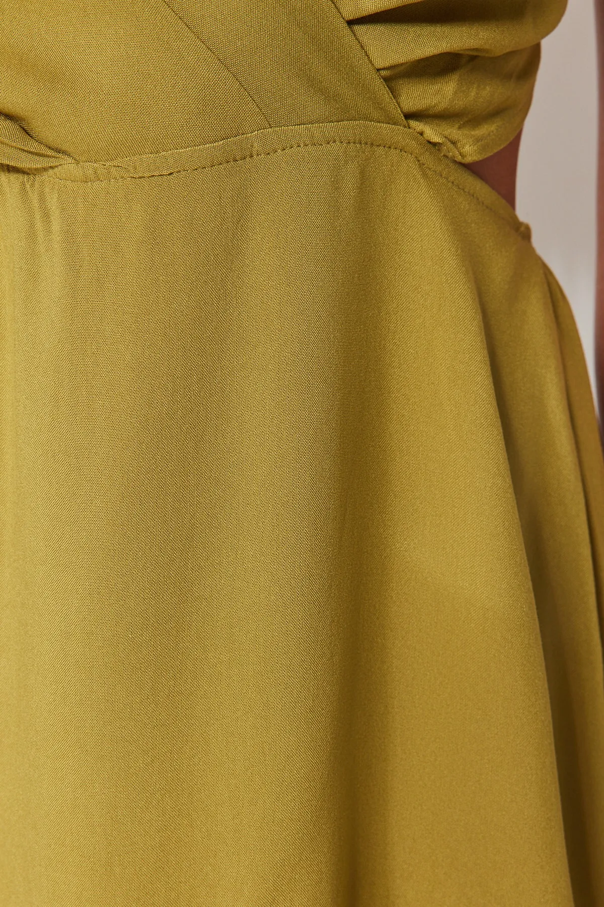 Trendyol Collection  Khakifarbenes, gewebtes Maxi-Strandkleid mit Cut-Outs und Fenstern TBESS23EL00085