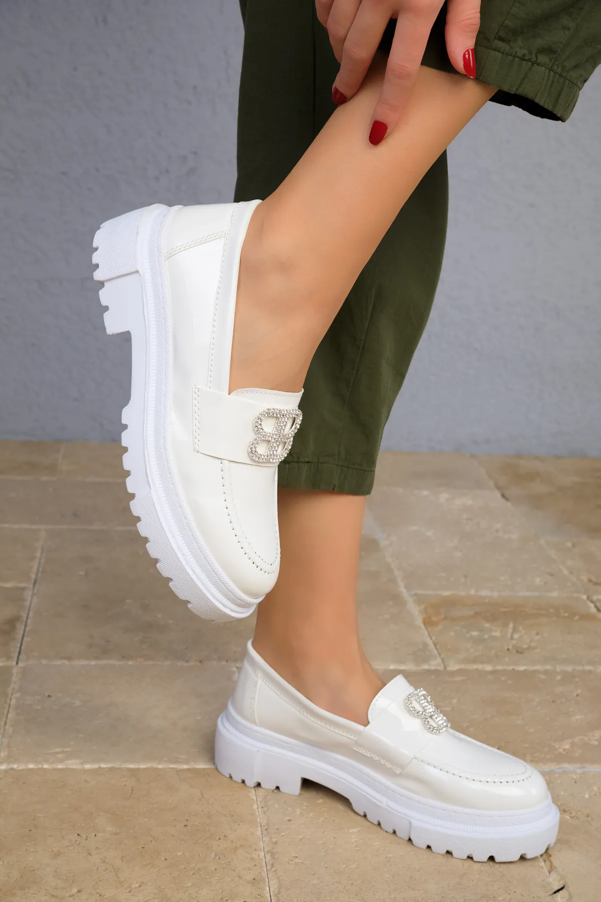 SOHO  Weiße Lackleder-Freizeitschuhe für Damen 18650