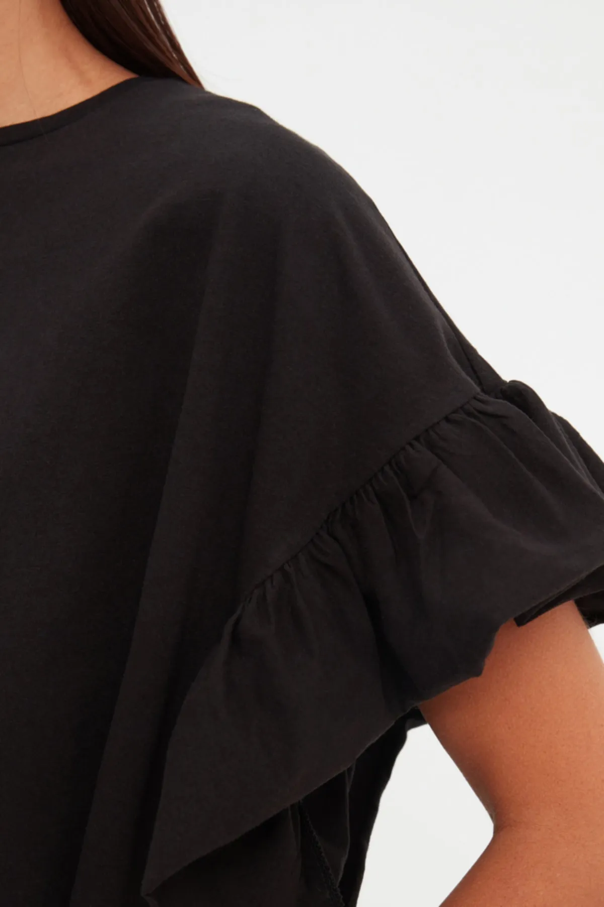 Trendyol Collection  Schwarzes Basic-Strick-T-Shirt mit Rundhalsausschnitt aus 100 % Baumwolle mit Rüschen und Details TWOSS22TS2429