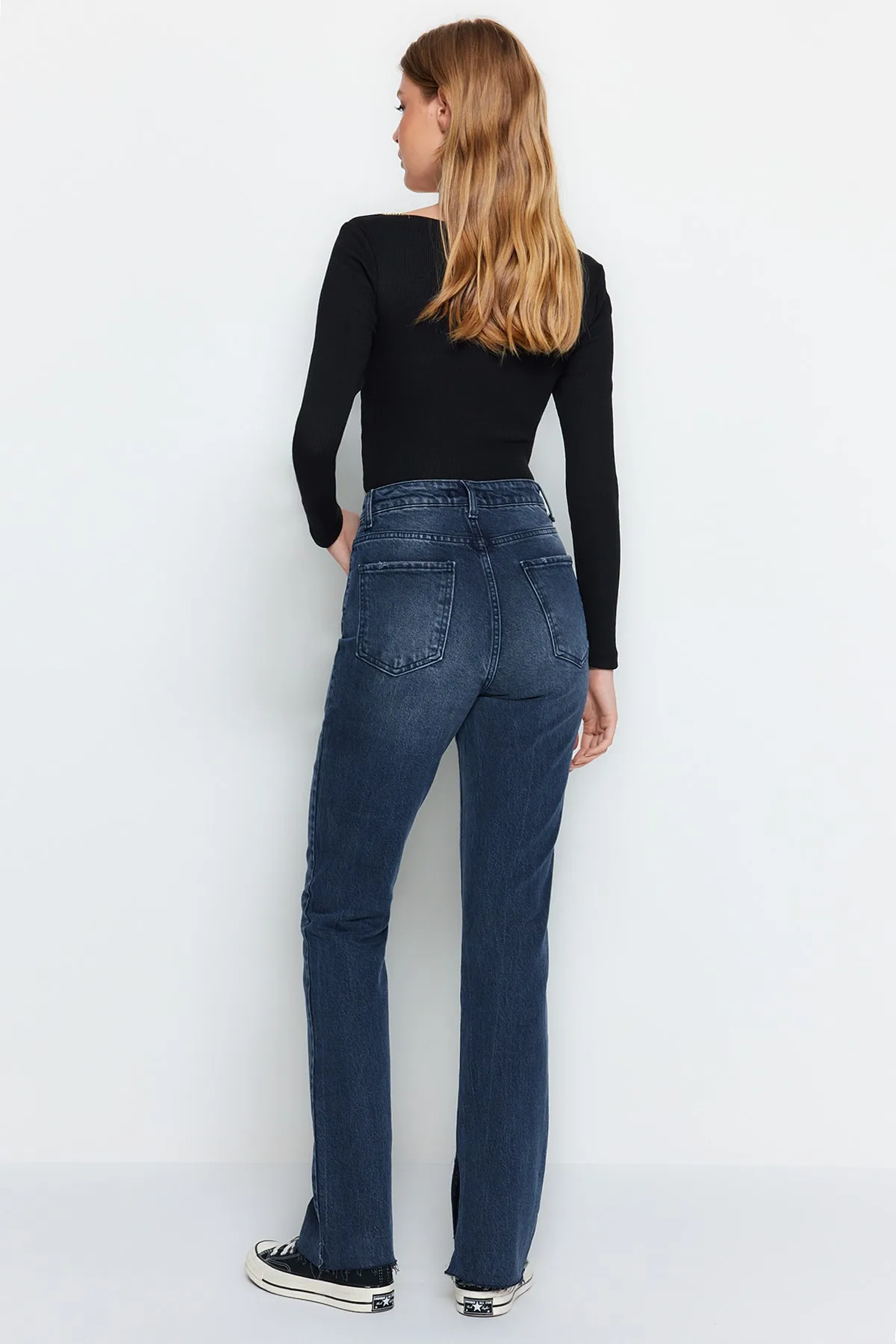 Trendyol Collection  Mitternachtsblaue Schlagjeans mit Schlitz und hoher Taille TWOAW22JE0382