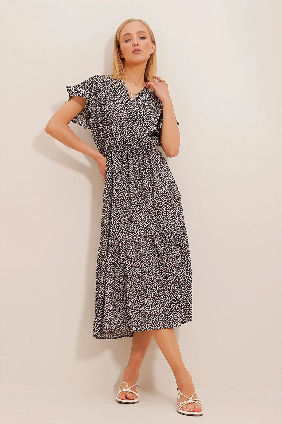 Trend Alaçatı Stili  Damenkleid aus schwarz-rotem, zweireihigem Kragenrock mit Rüschen und Volants aus Viskose ALC-X4373