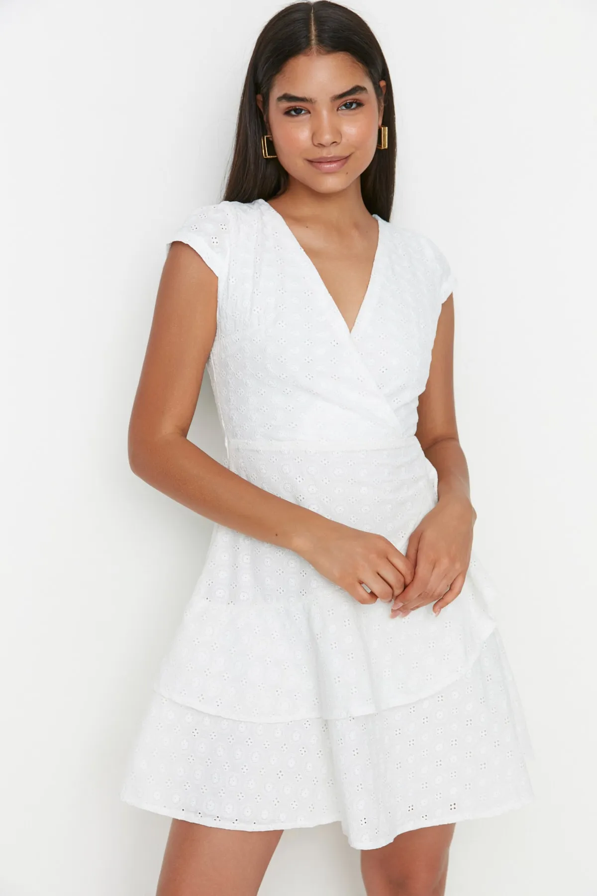Trendyol Collection  Weißes, besticktes Webkleid TWOSS22EL00700