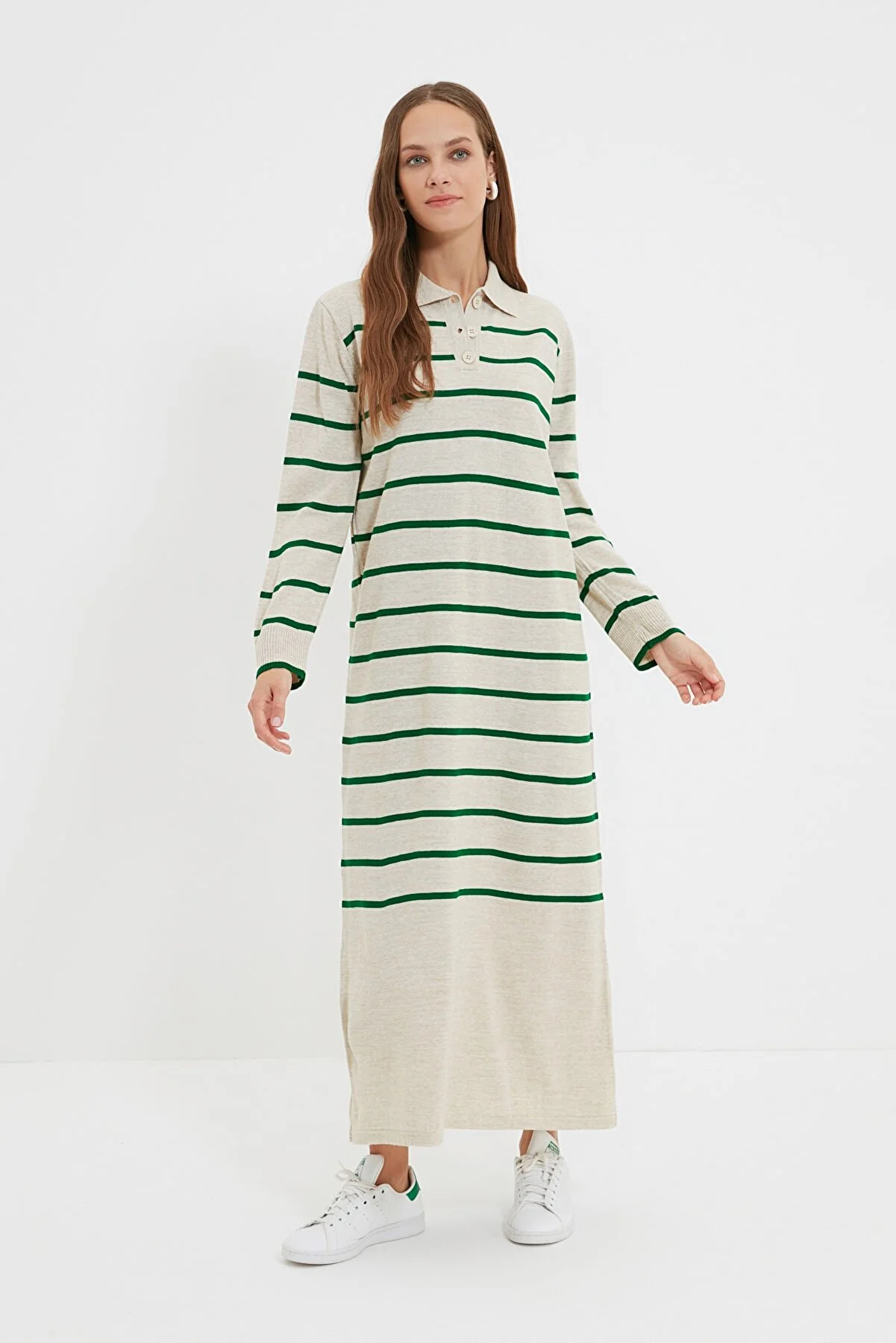 Trendyol Modest  Beiges gestreiftes Strickkleid mit Polokragen TCTAW22EB0212