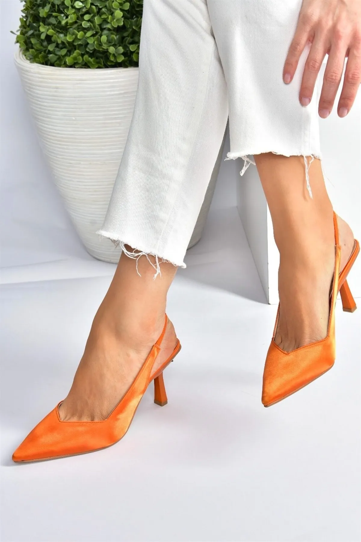 Fox Shoes  Orangefarbene Damenschuhe mit Absatz aus Satinstoff M882007004