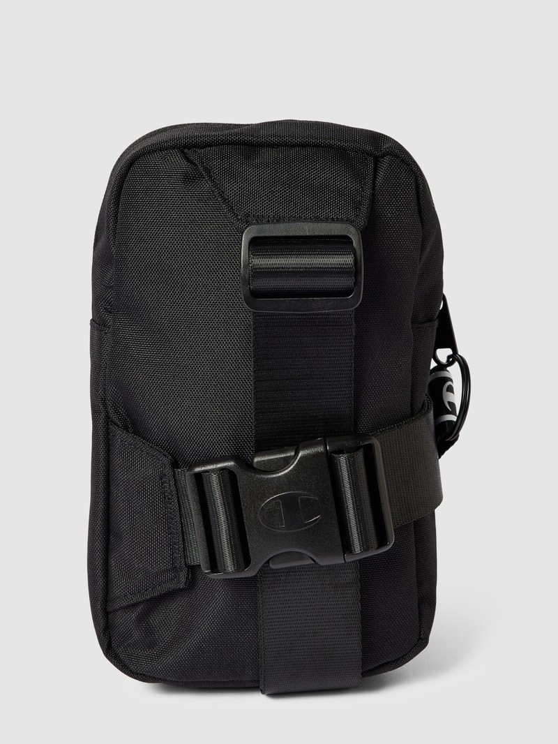 Umhängetasche mit Label-Patch in schwarz