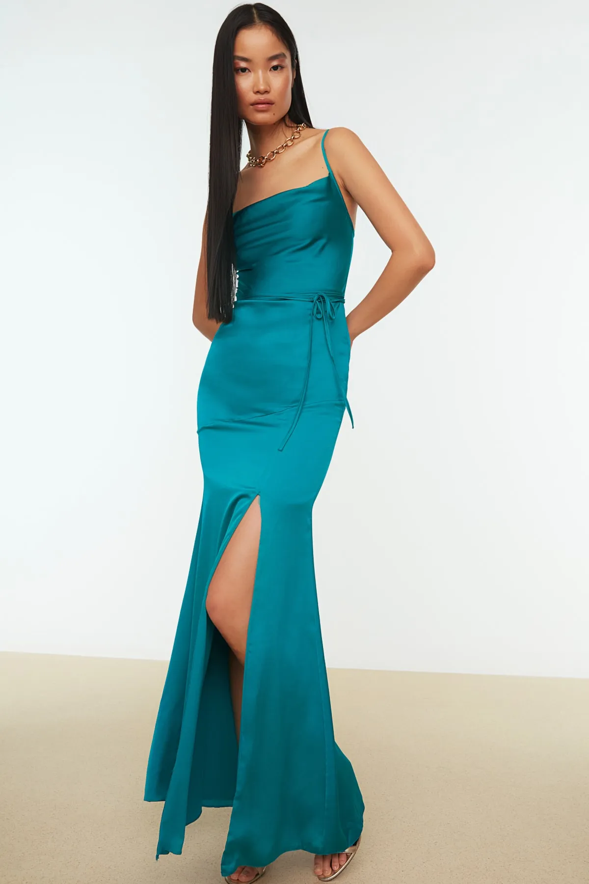 Trendyol Collection  Smaragdgrünes langes Abendkleid aus gewebtem Satin mit Gürtel und Futter TPRSS21AE0063